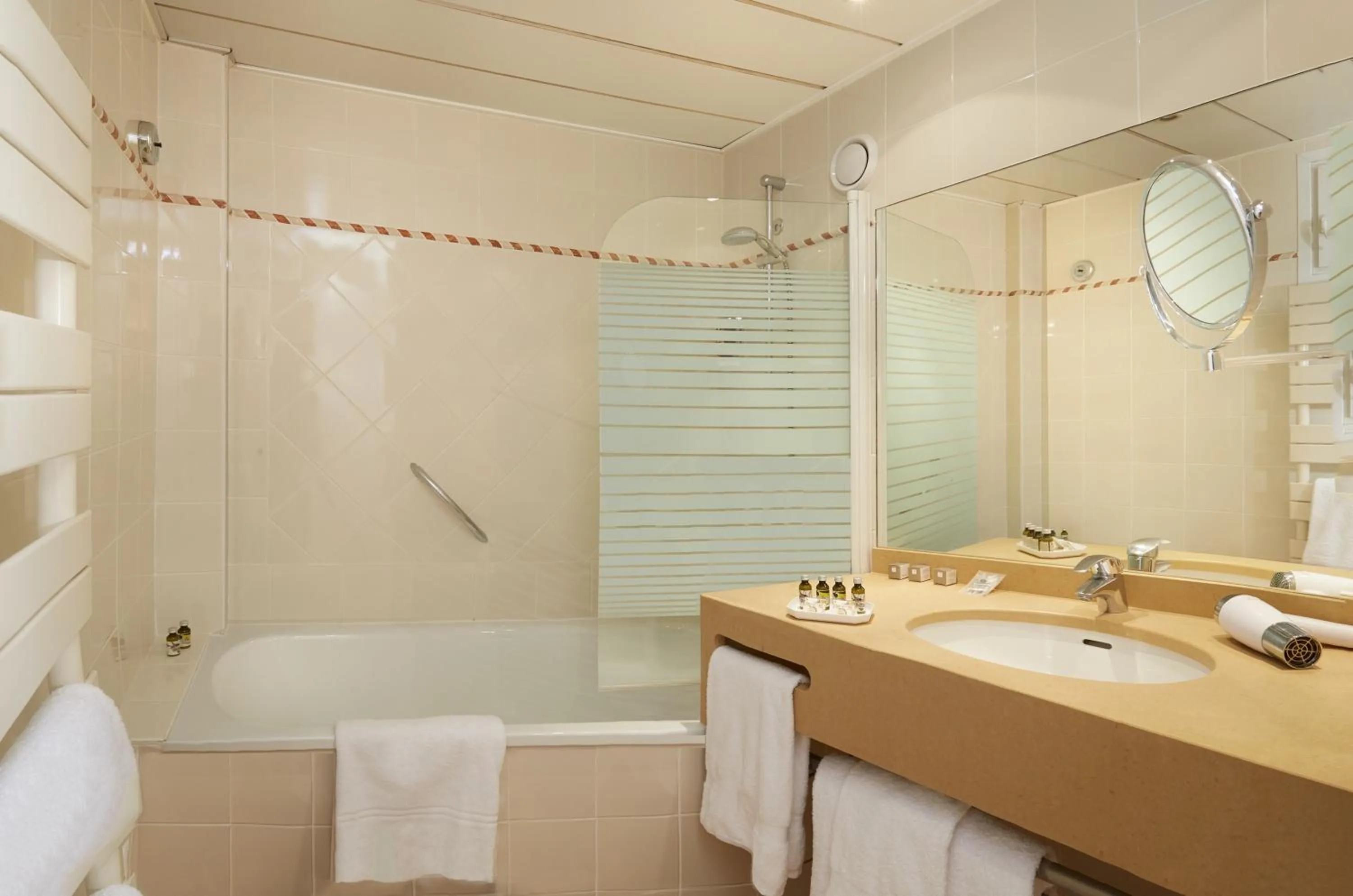 Bathroom in Relais Du Louvre