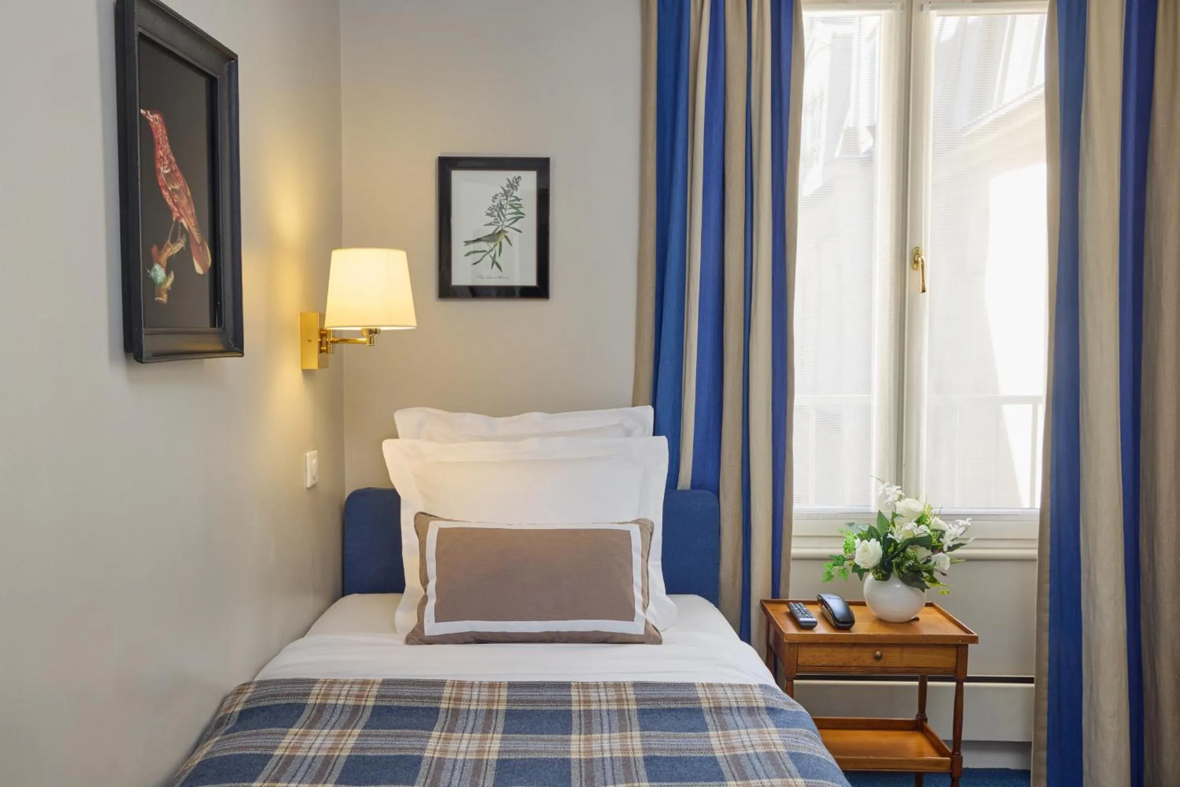 Photo of the whole room, Bed in Relais Du Louvre