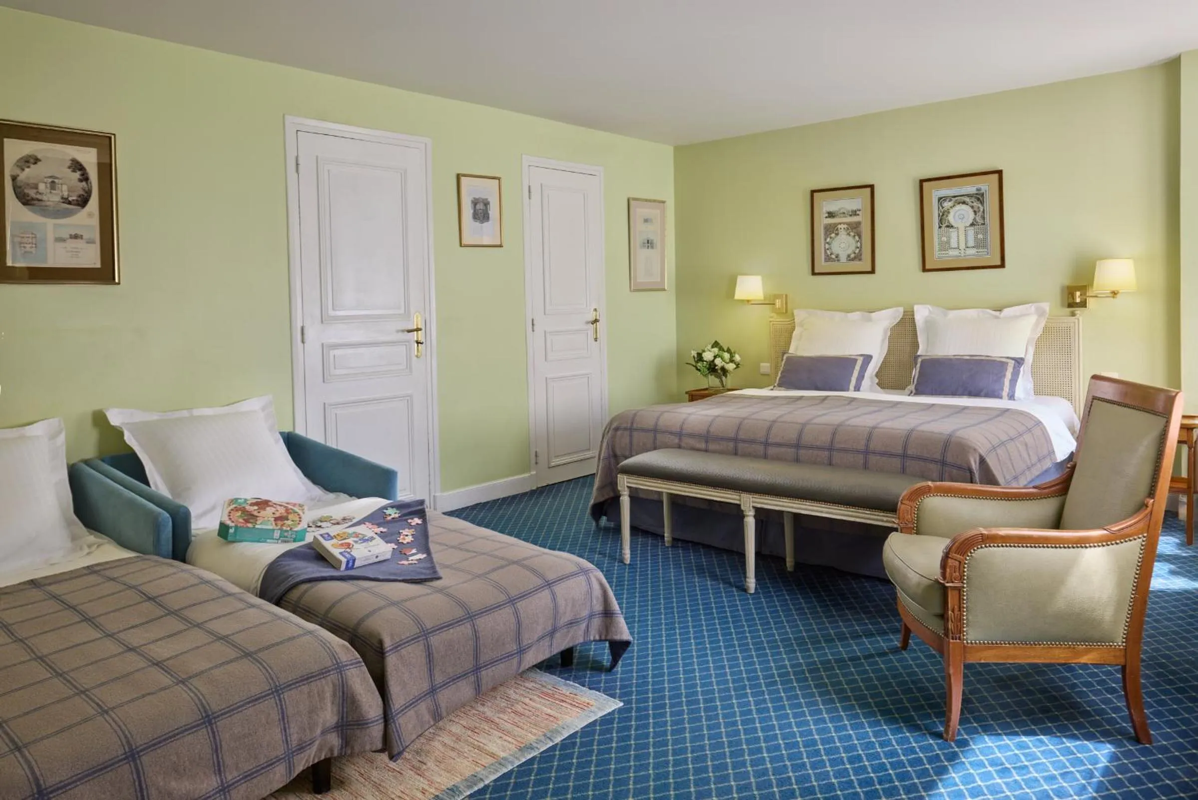 Photo of the whole room, Bed in Relais Du Louvre