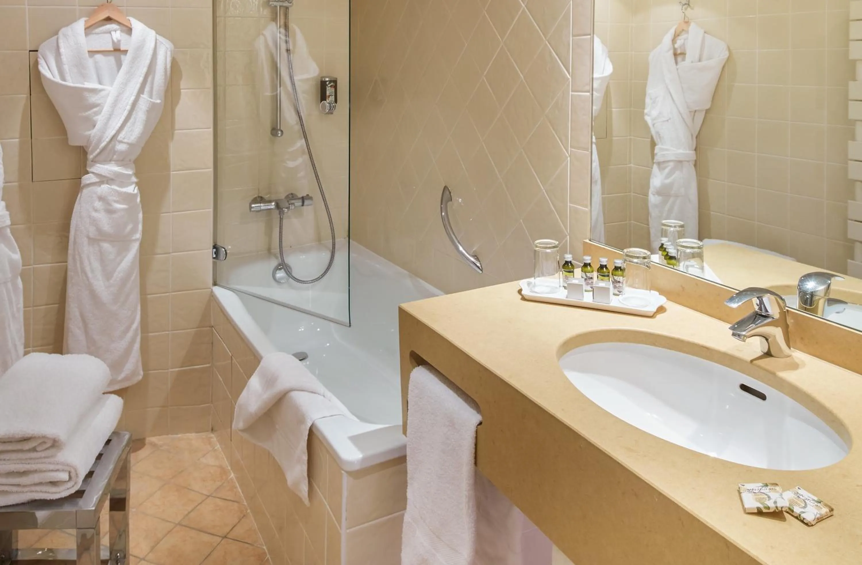 Photo of the whole room in Relais Du Louvre