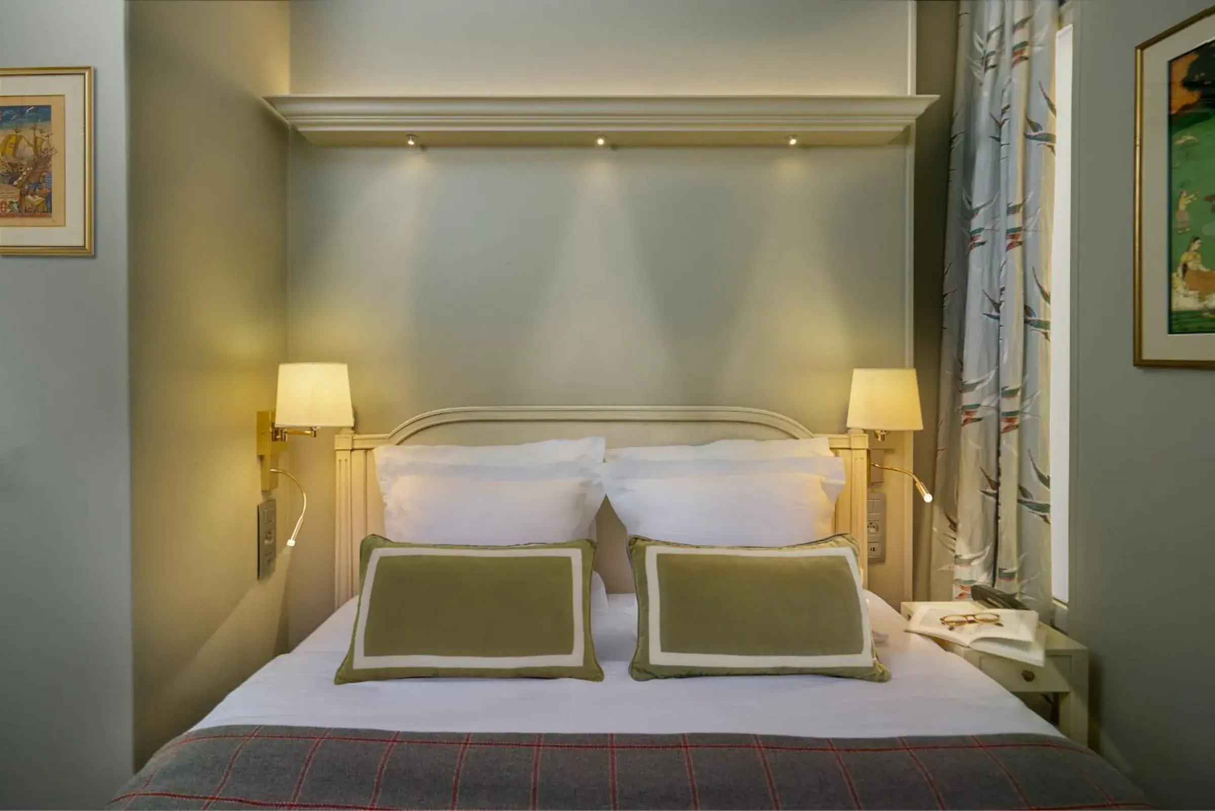 Superior Triple Room in Relais Du Louvre Superior Triple Room in Relais Du Louvre