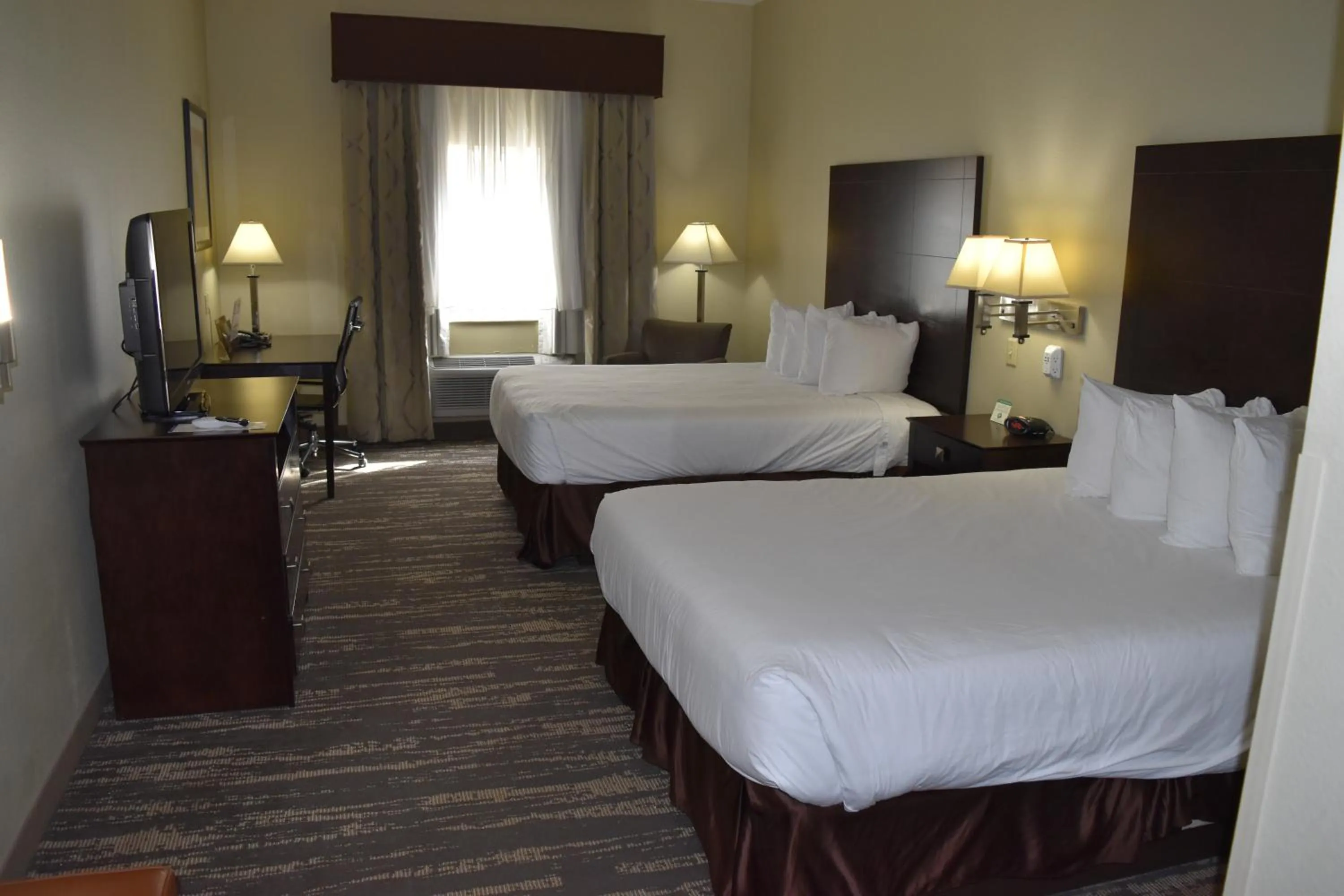 Photo of the whole room, Bed in Best Western Oasis Inn