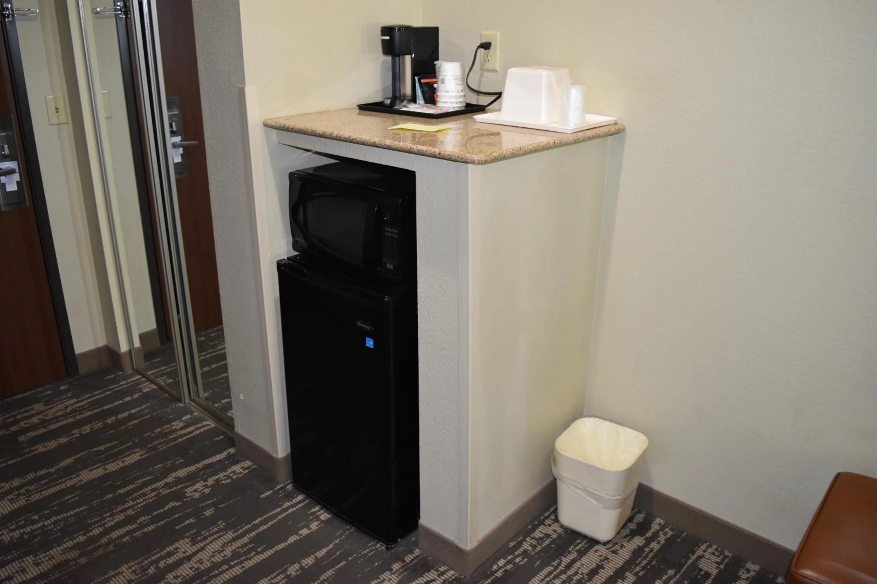 microwave in Best Western Oasis Inn