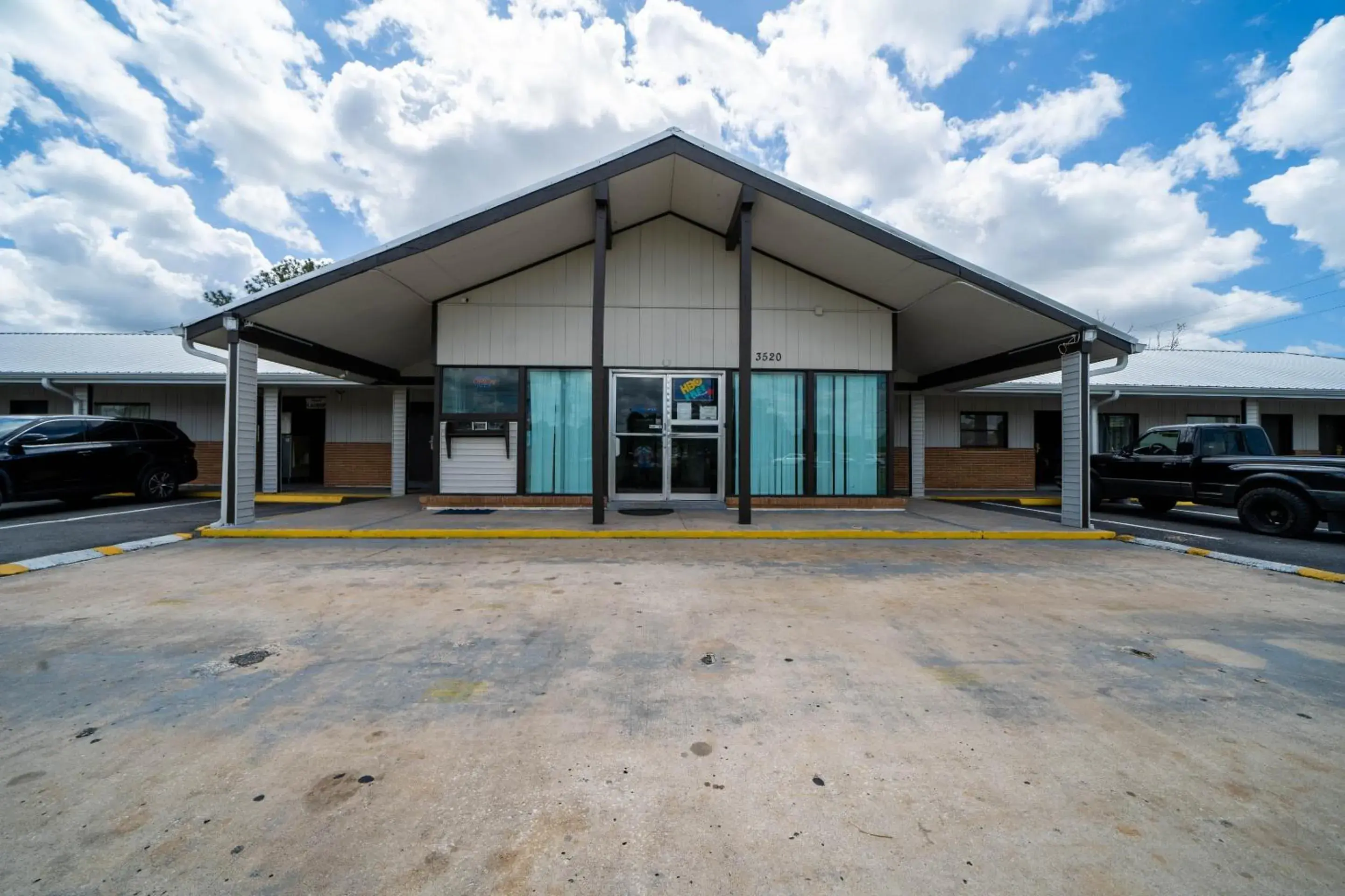 Facade/entrance in OYO Hotel Ocala, FL I-75 Facade/entrance in OYO Hotel Ocala, FL I-75