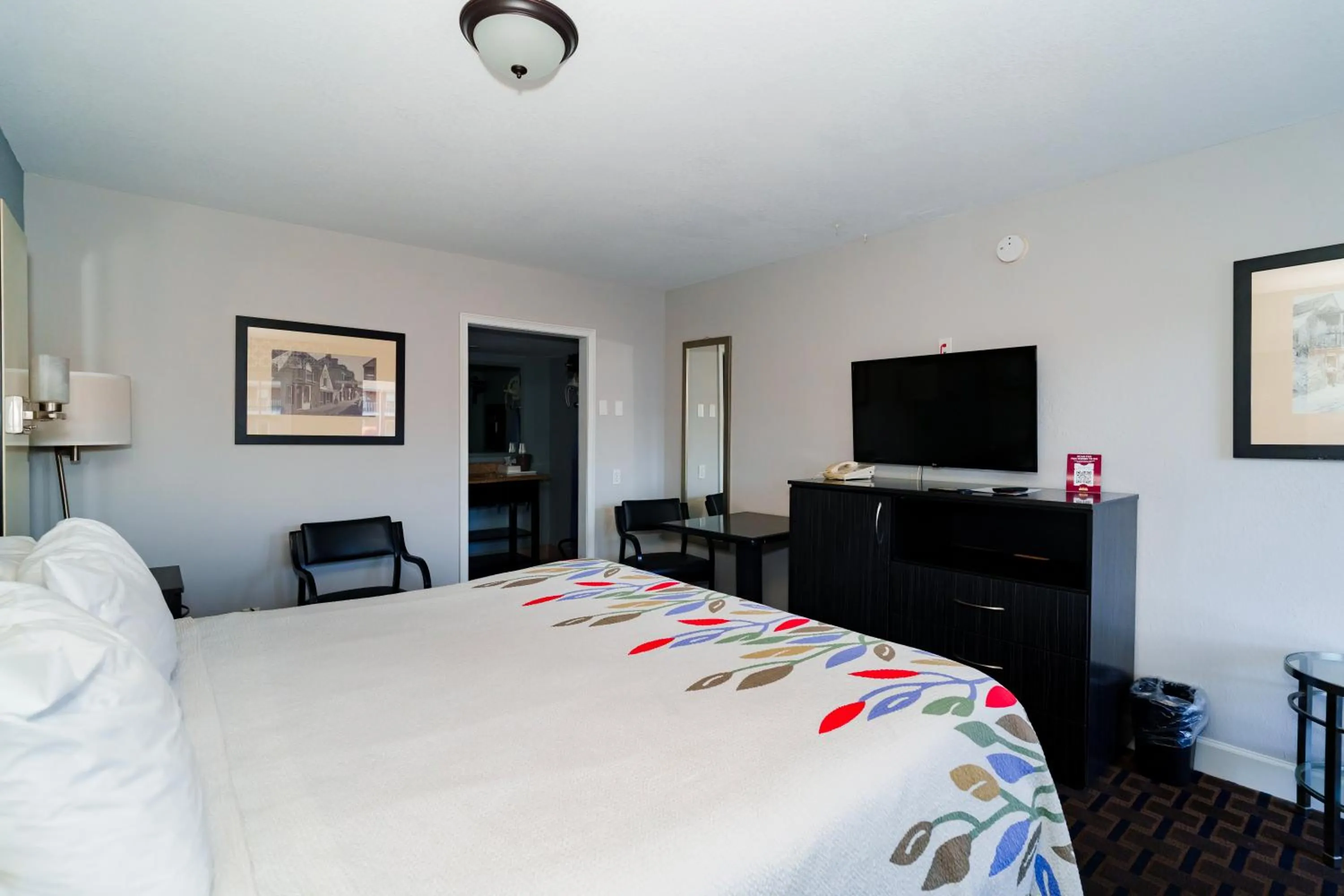 Photo of the whole room, Bed in San Marco Inn East - Jacksonville