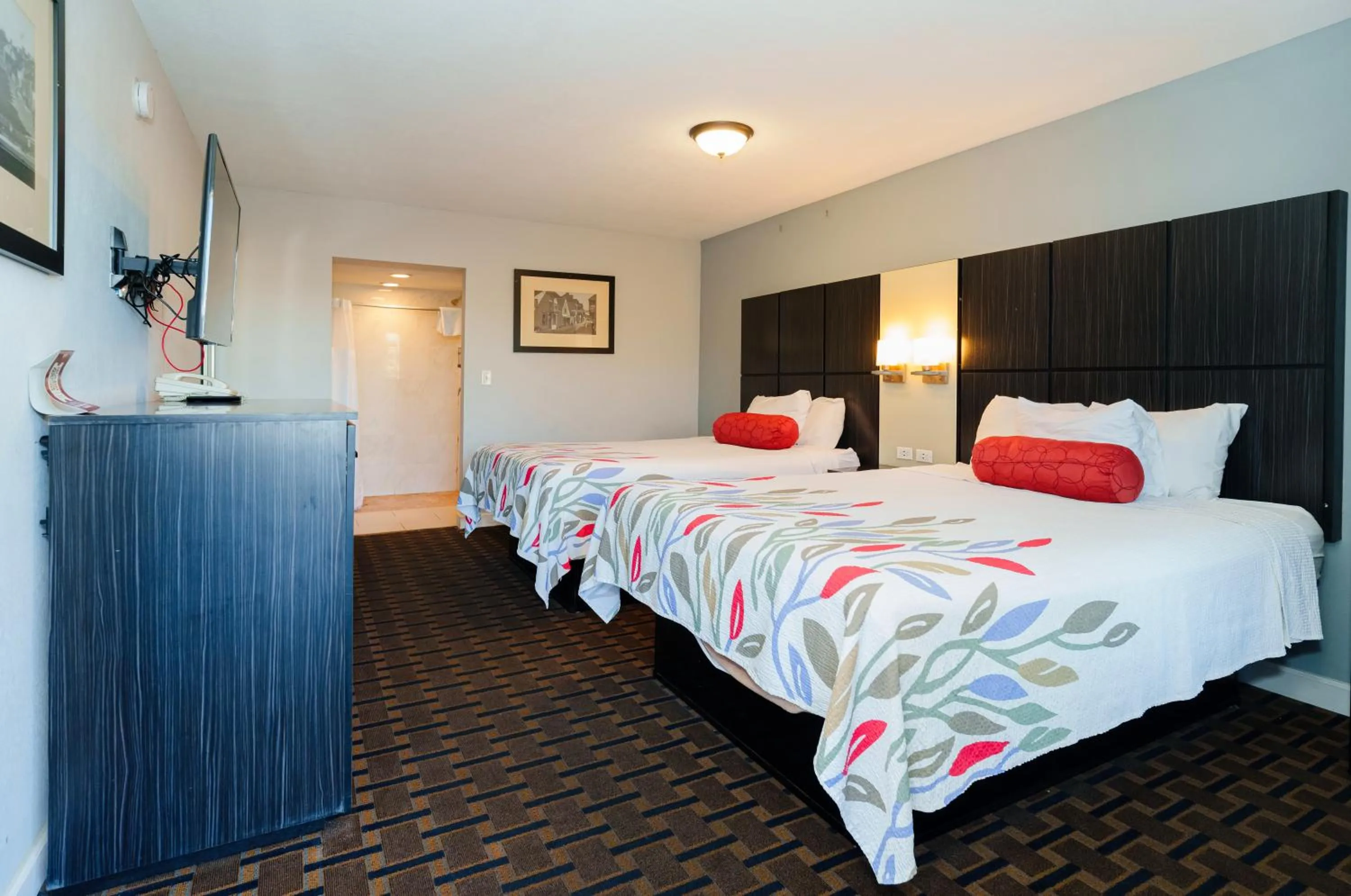 Photo of the whole room, Bed in San Marco Inn East - Jacksonville