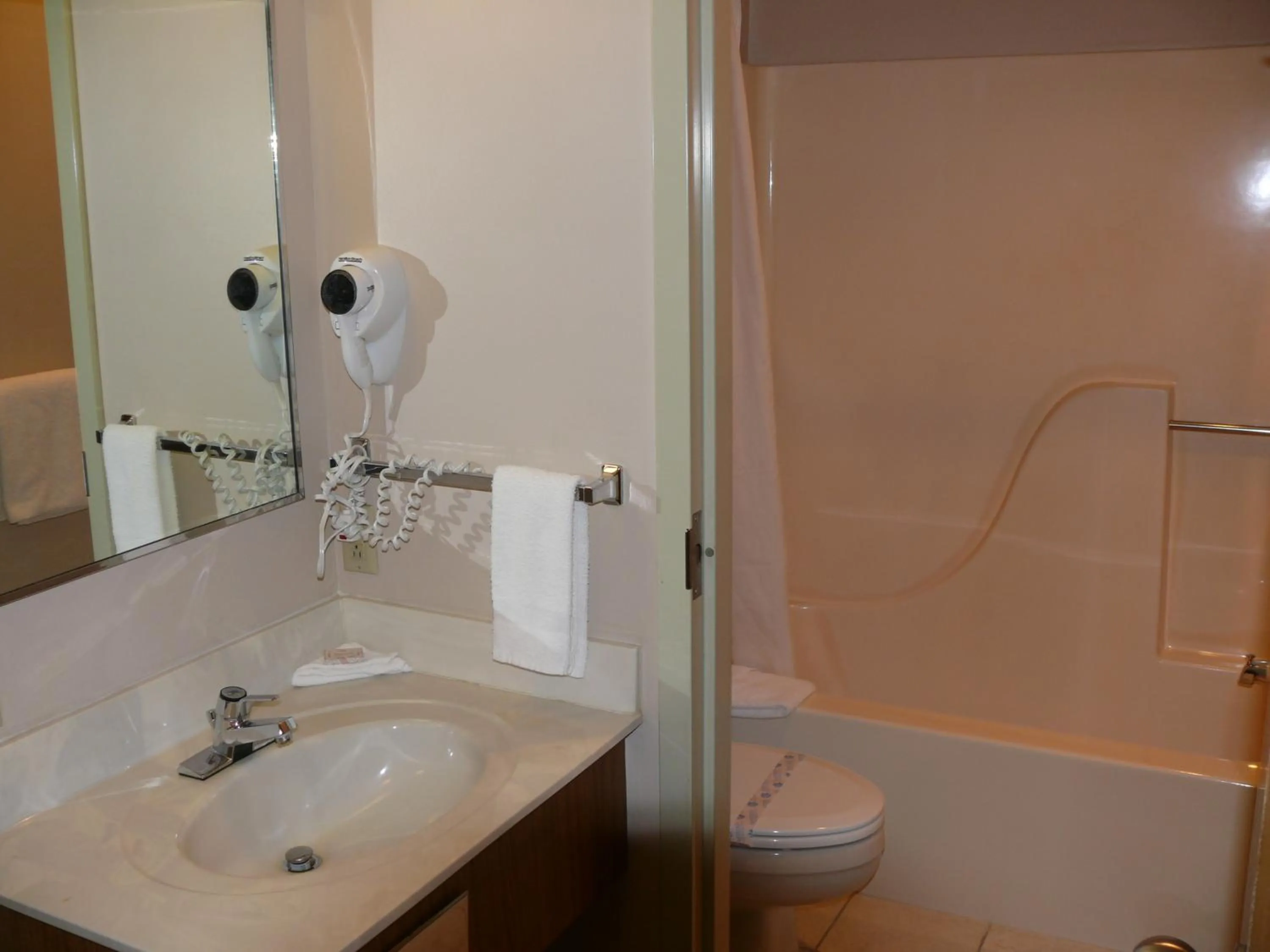 Photo of the whole room in The Woodridge Inn