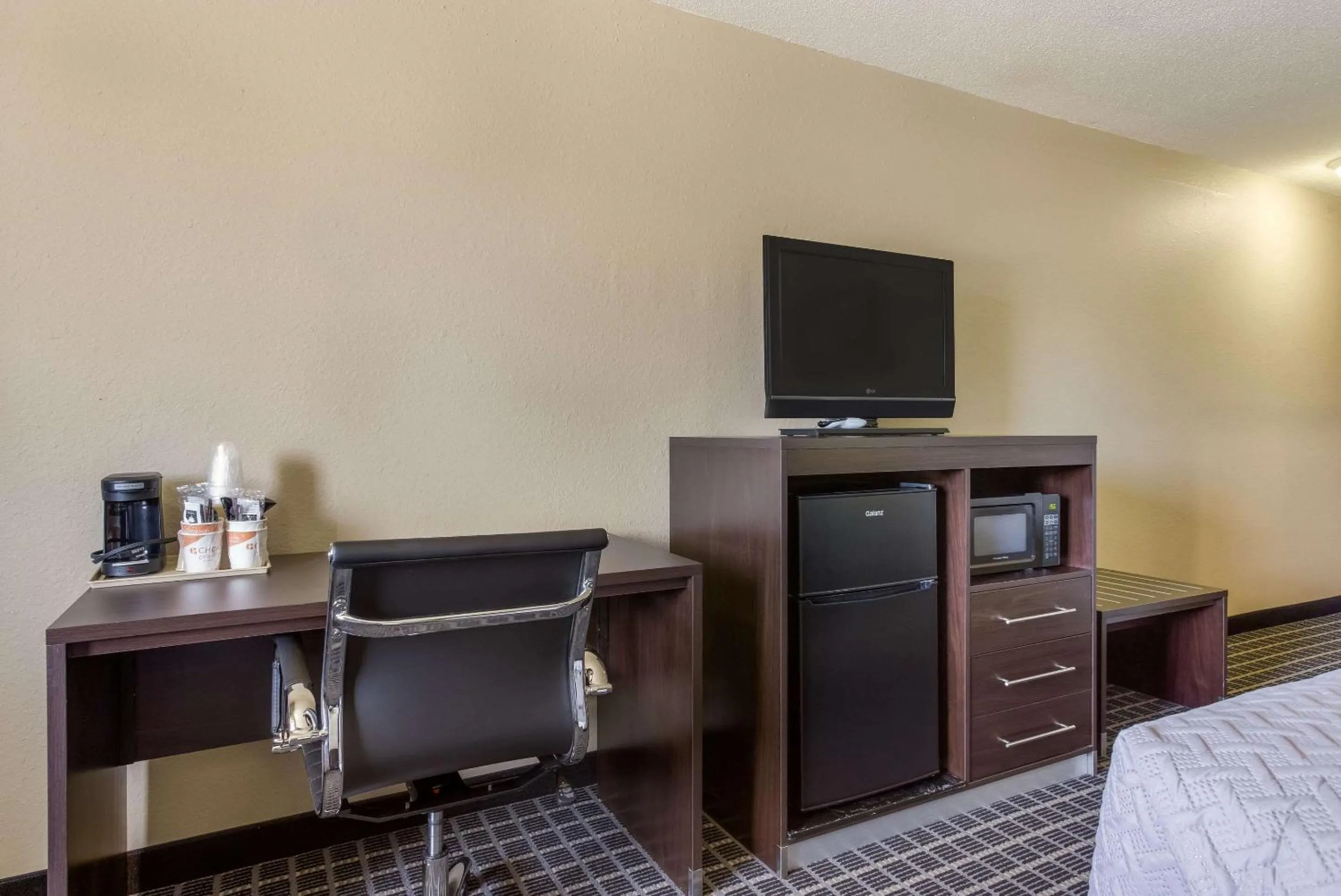 Bedroom in Econo Lodge