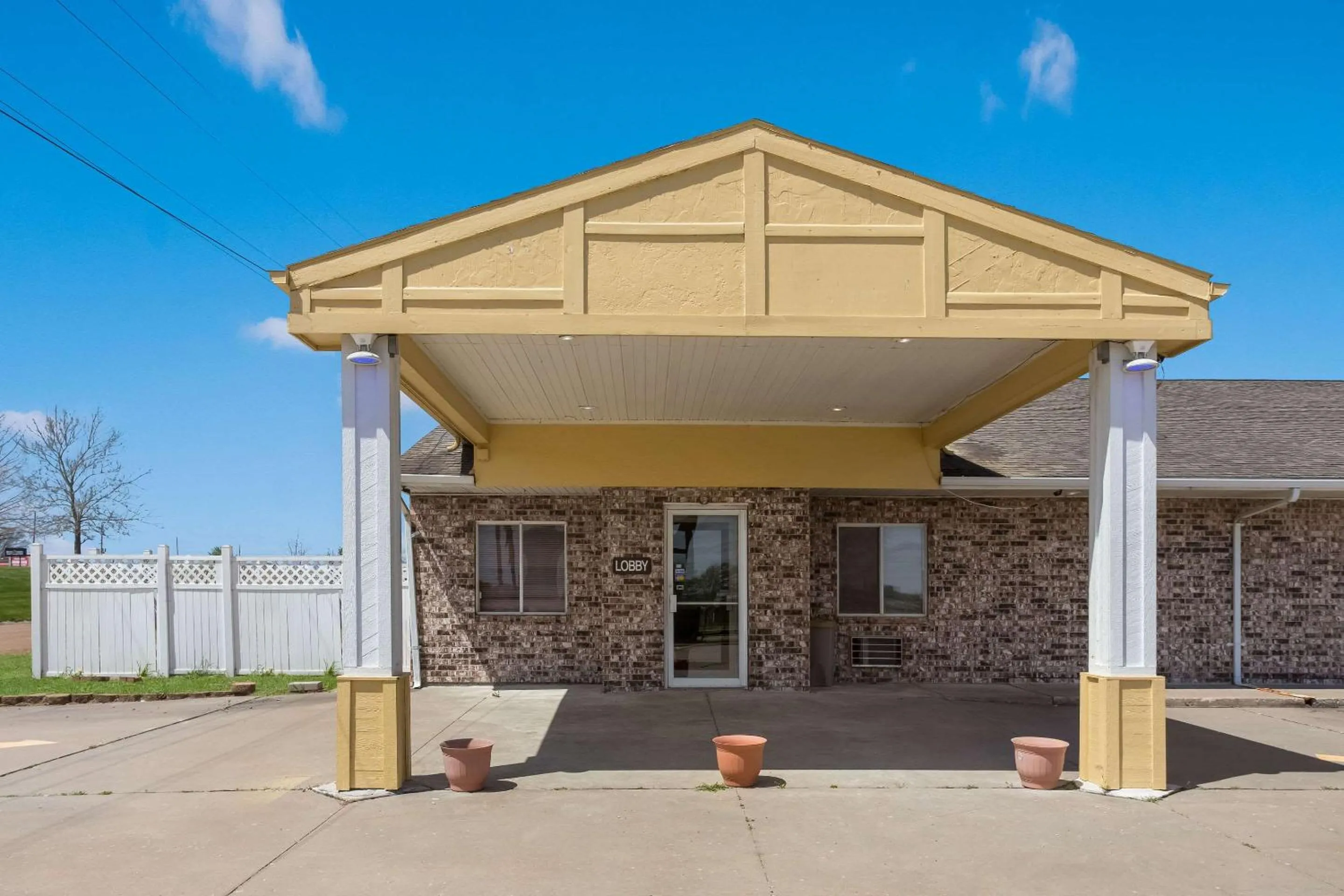 Property building in Econo Lodge