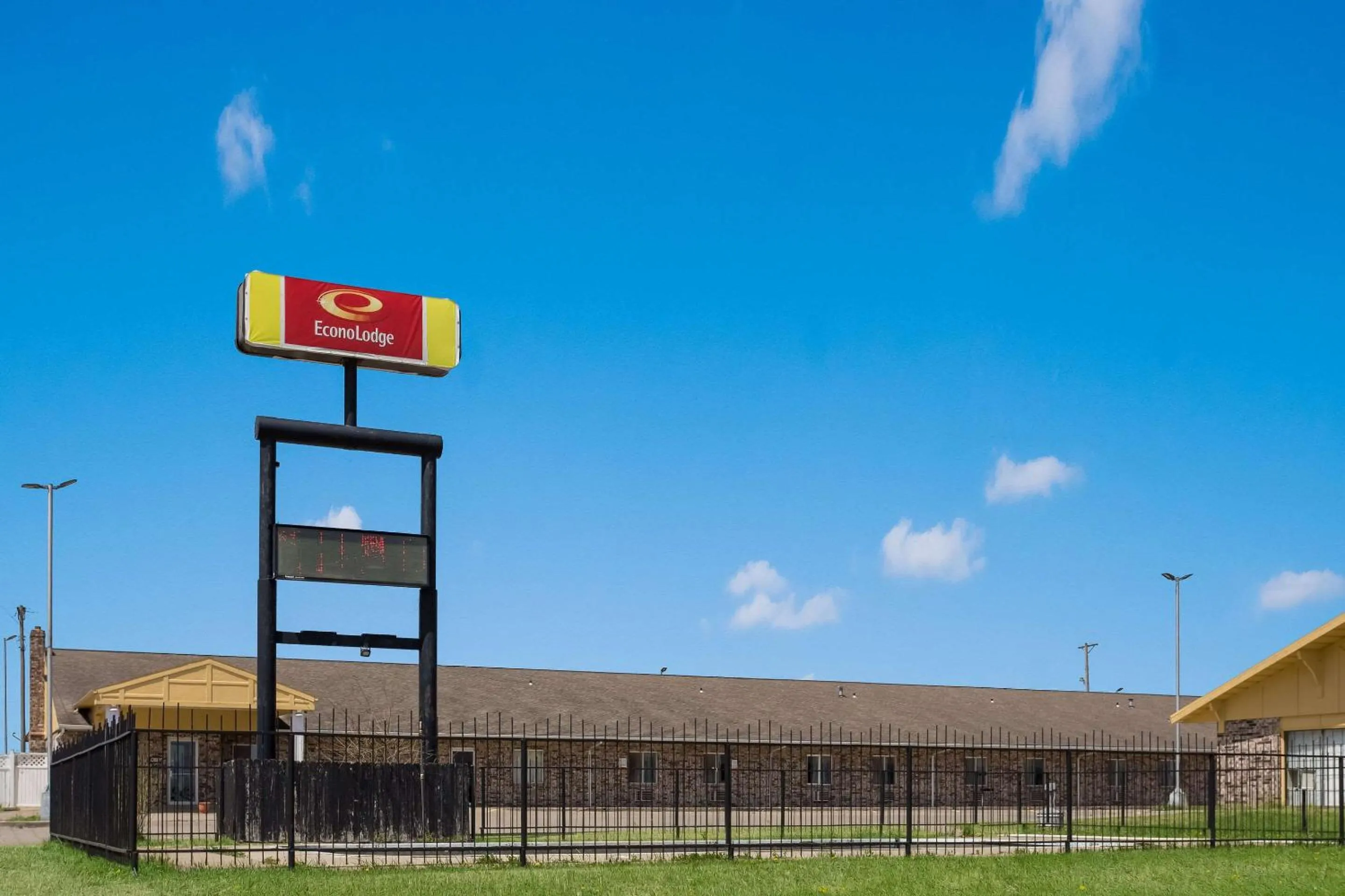 Property building in Econo Lodge