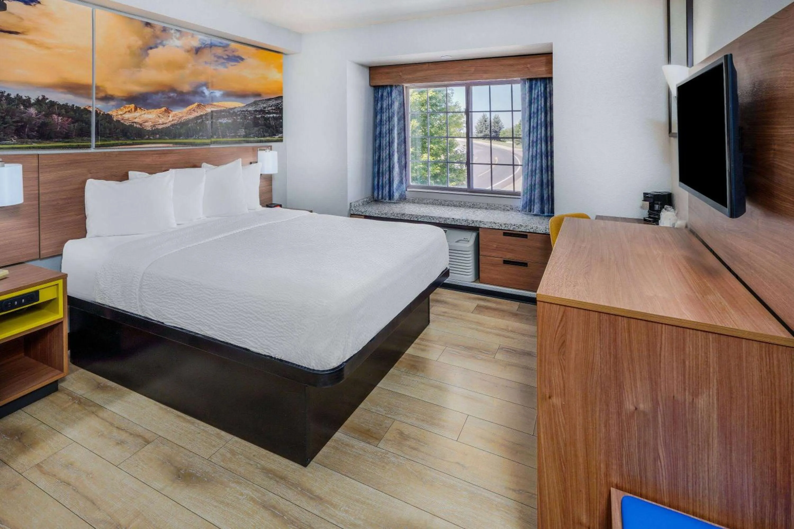Photo of the whole room, Bed in Days Inn & Suites by Wyndham Greeley