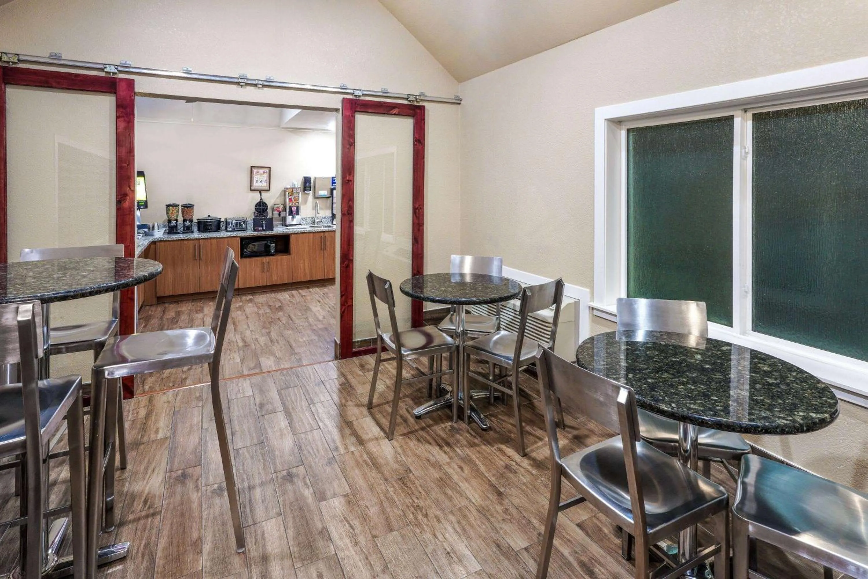 Breakfast in Days Inn & Suites by Wyndham Greeley