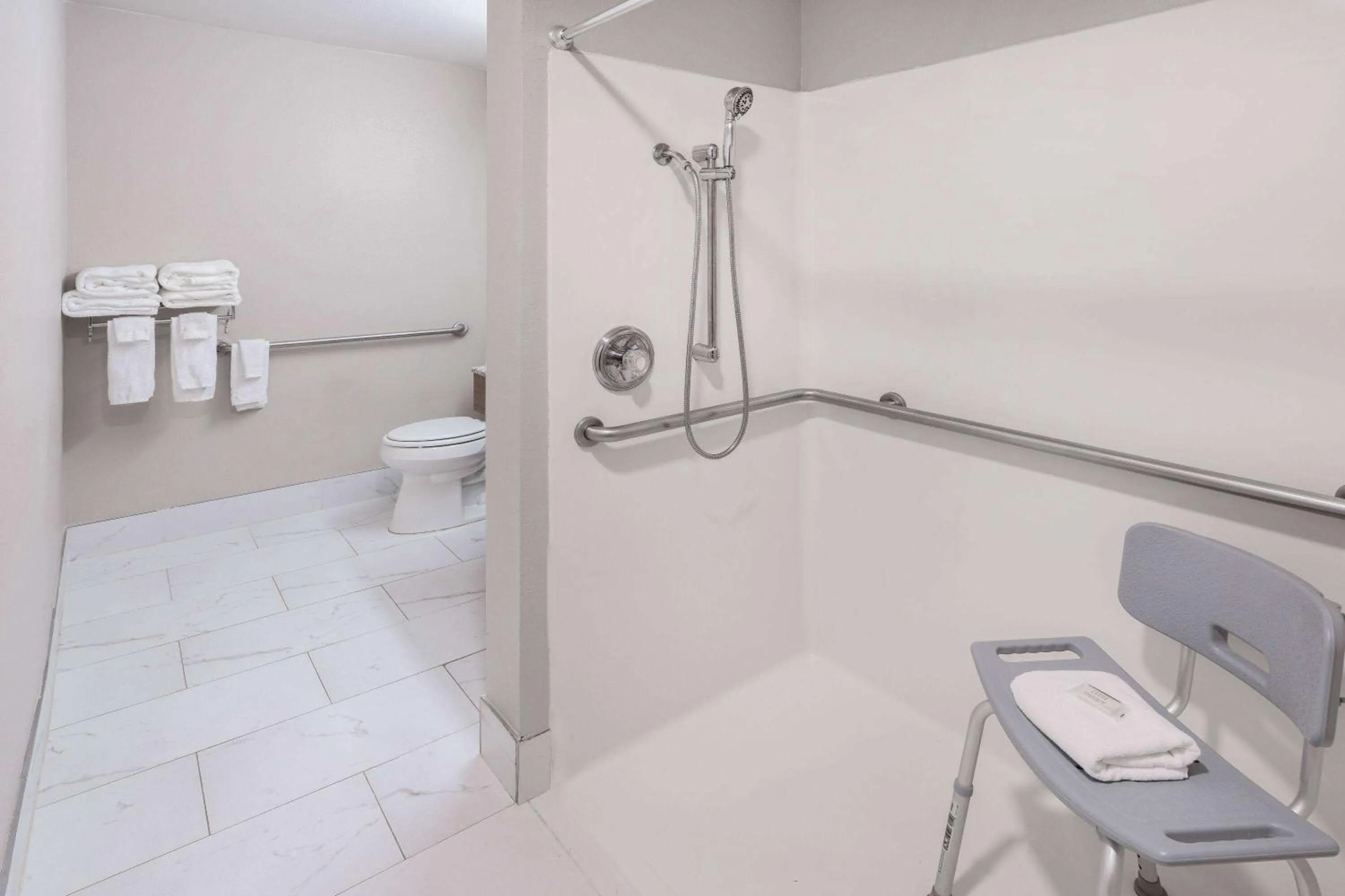 Shower in Days Inn & Suites by Wyndham Greeley