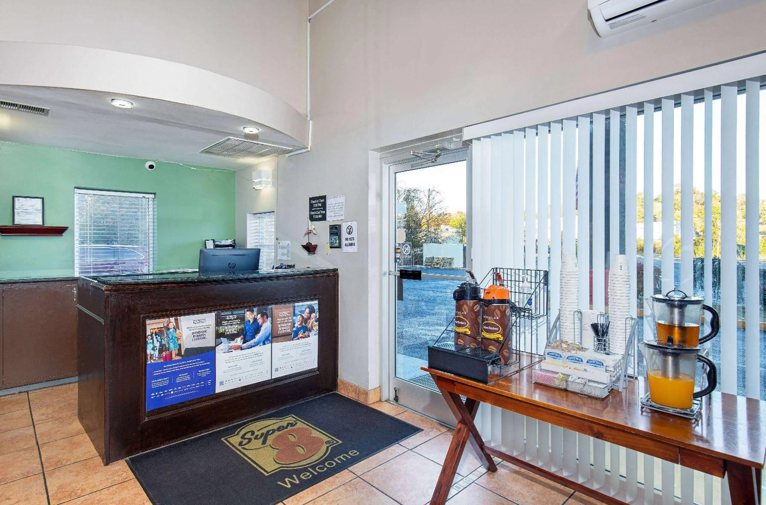 Lobby or reception in Super 8 by Wyndham Kingsport