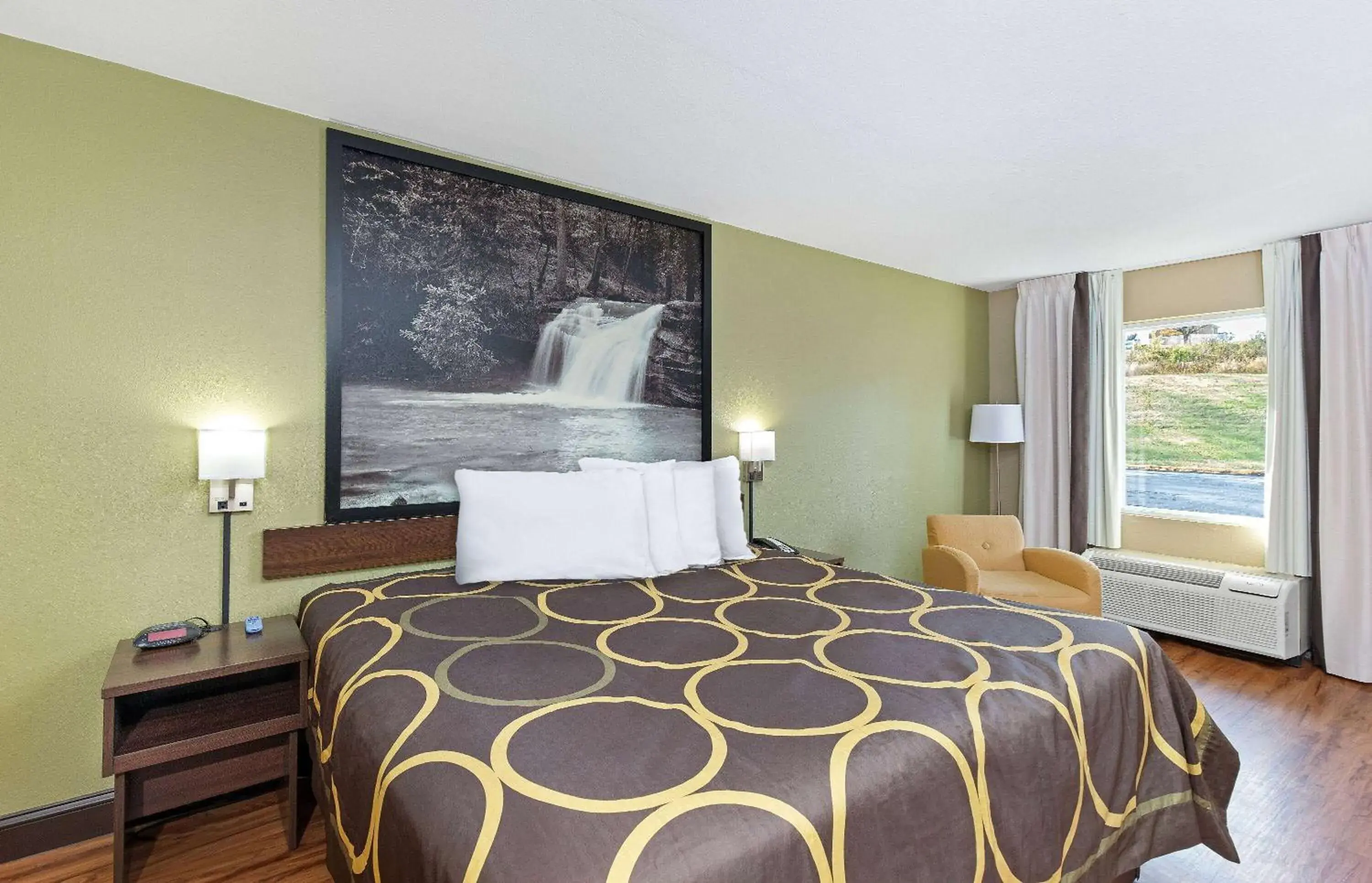 Photo of the whole room, Bed in Super 8 by Wyndham Kingsport Photo of the whole room, Bed in Super 8 by Wyndham Kingsport