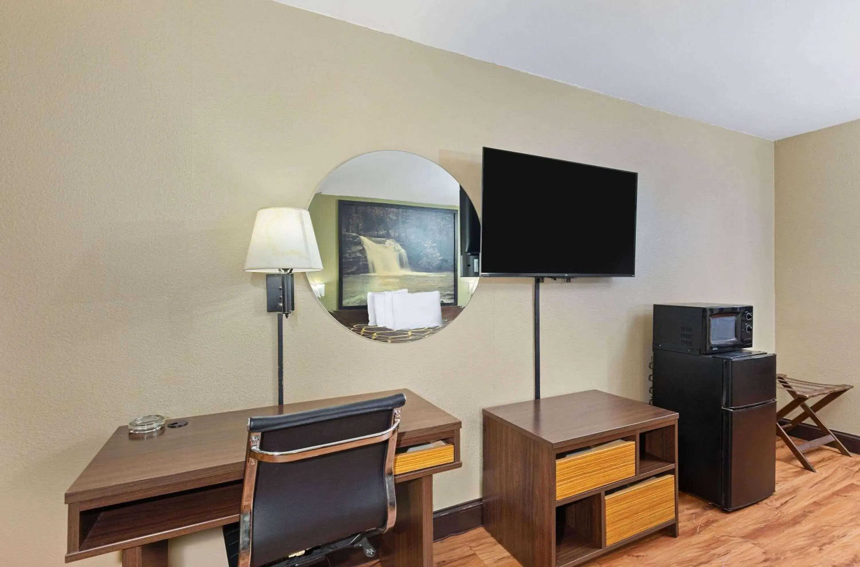 Photo of the whole room in Super 8 by Wyndham Kingsport Photo of the whole room in Super 8 by Wyndham Kingsport