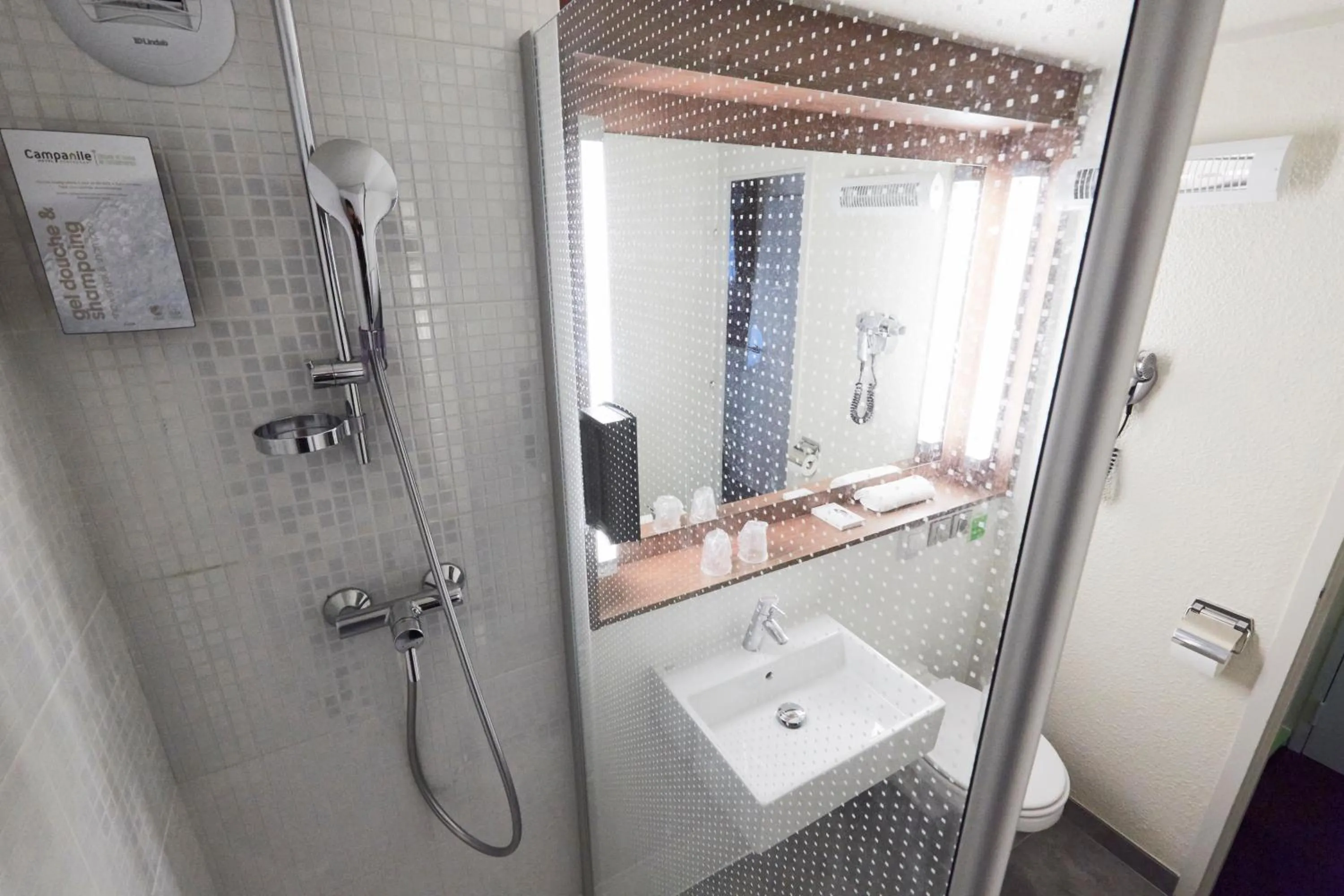 Shower in Campanile Orange Centre sortie 21 sur A7 A9
