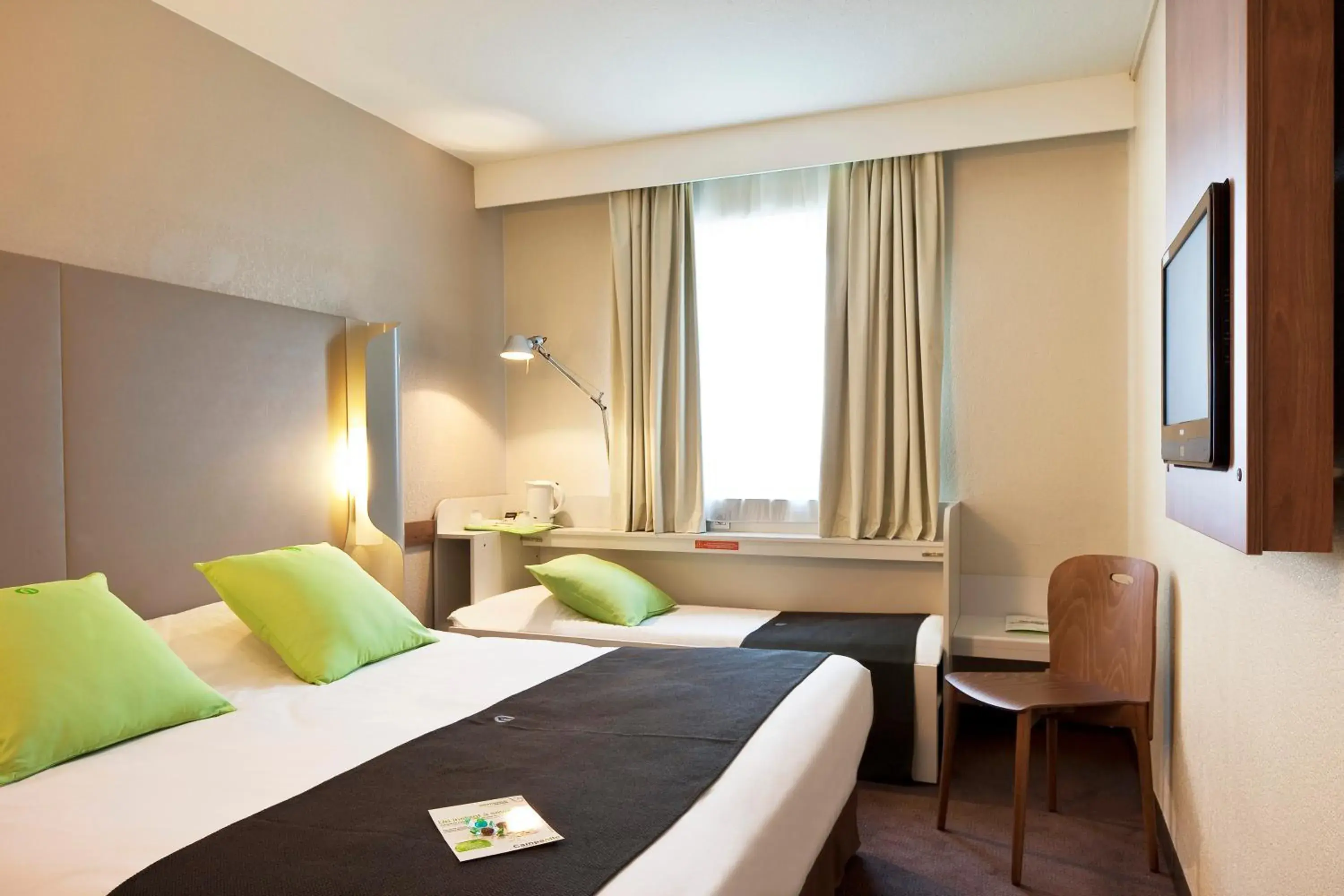 Bed in Campanile Orange Centre sortie 21 sur A7 A9 Bed in Campanile Orange Centre sortie 21 sur A7 A9
