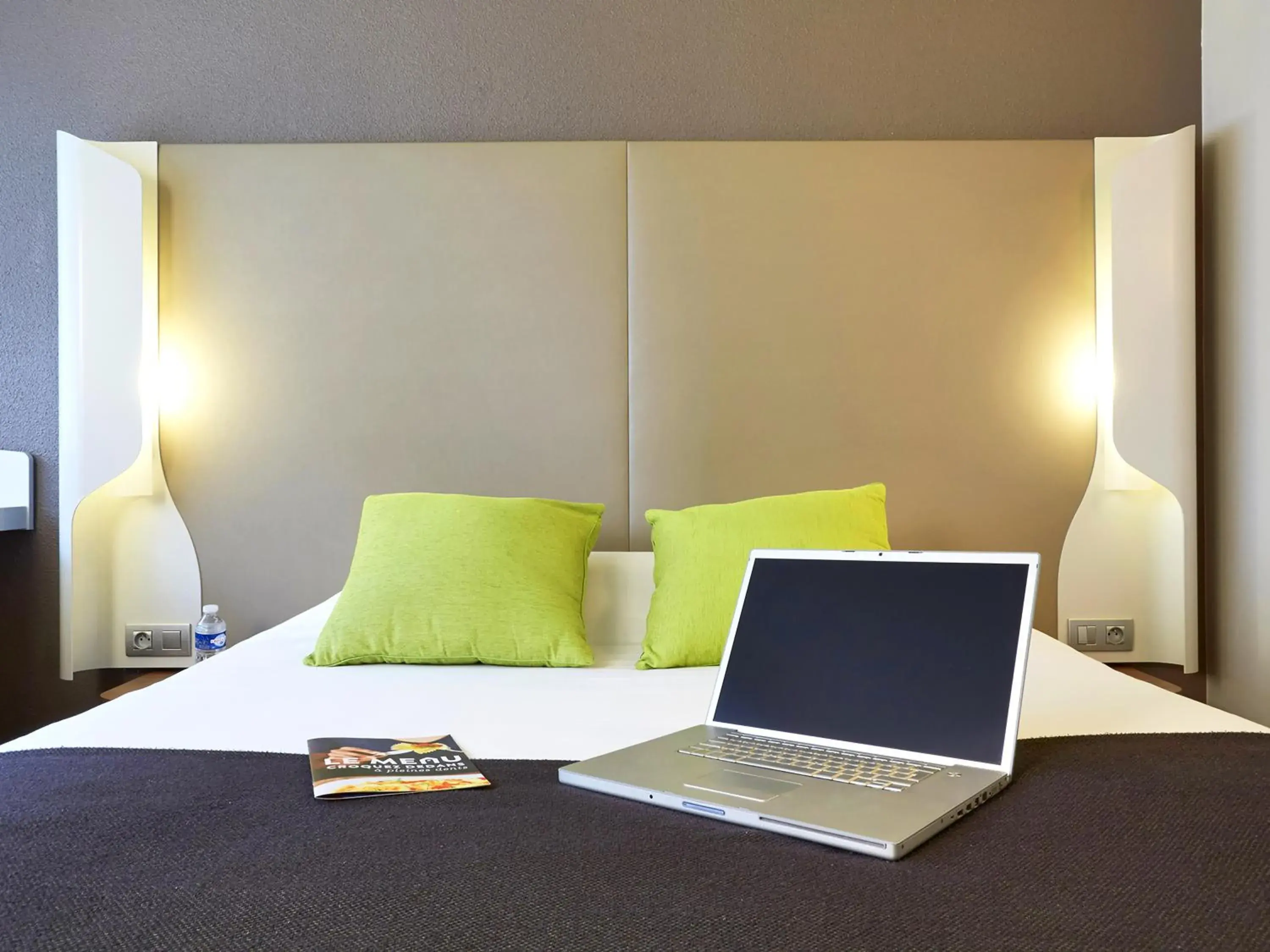 Bed in Campanile Orange Centre sortie 21 sur A7 A9 Bed in Campanile Orange Centre sortie 21 sur A7 A9
