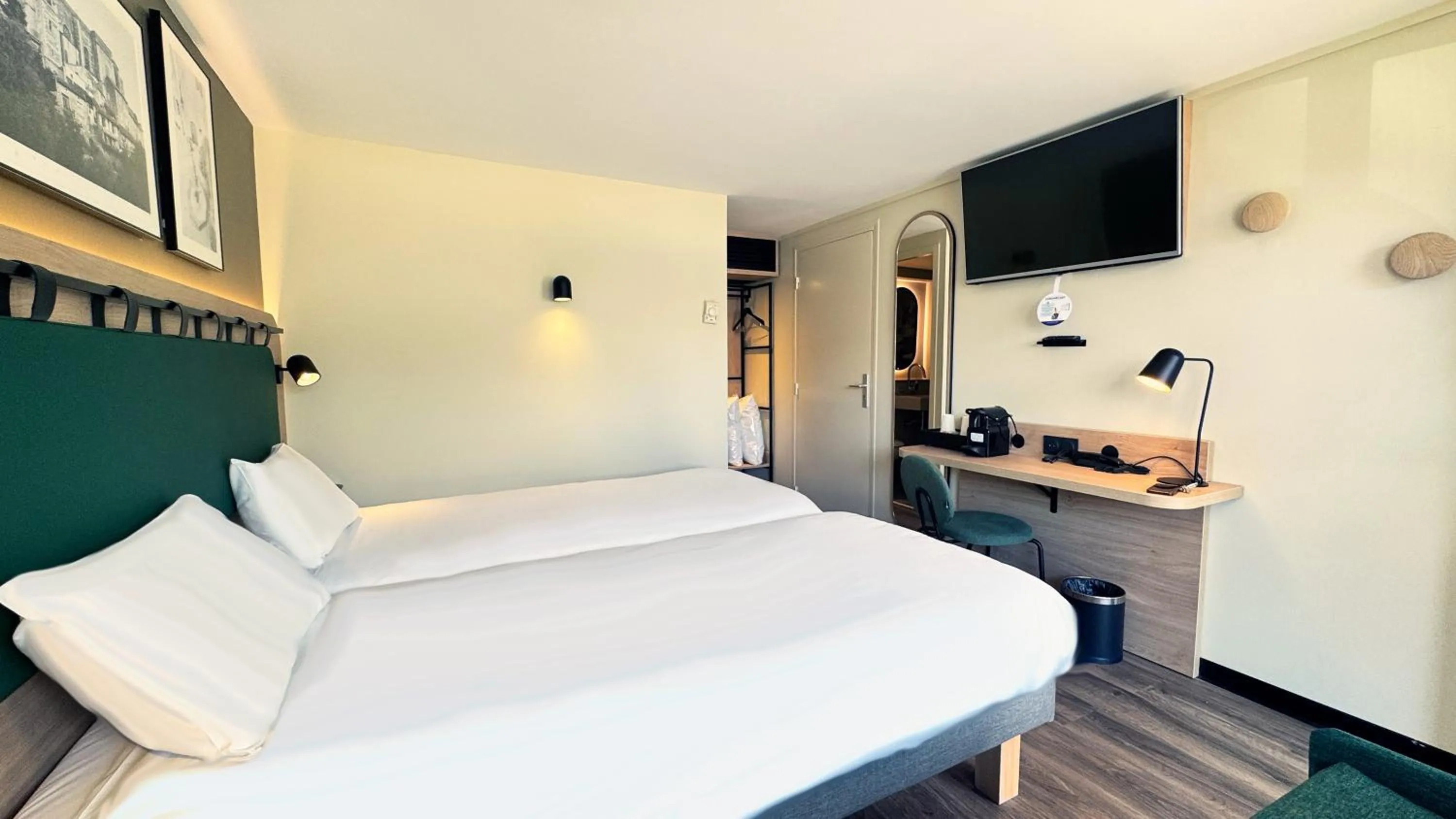 Bed in Campanile Orange Centre sortie 21 sur A7 A9