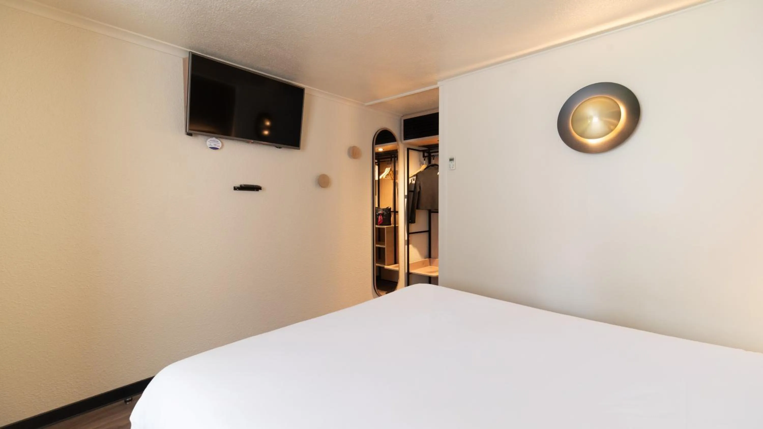 Bed in Campanile Orange Centre sortie 21 sur A7 A9