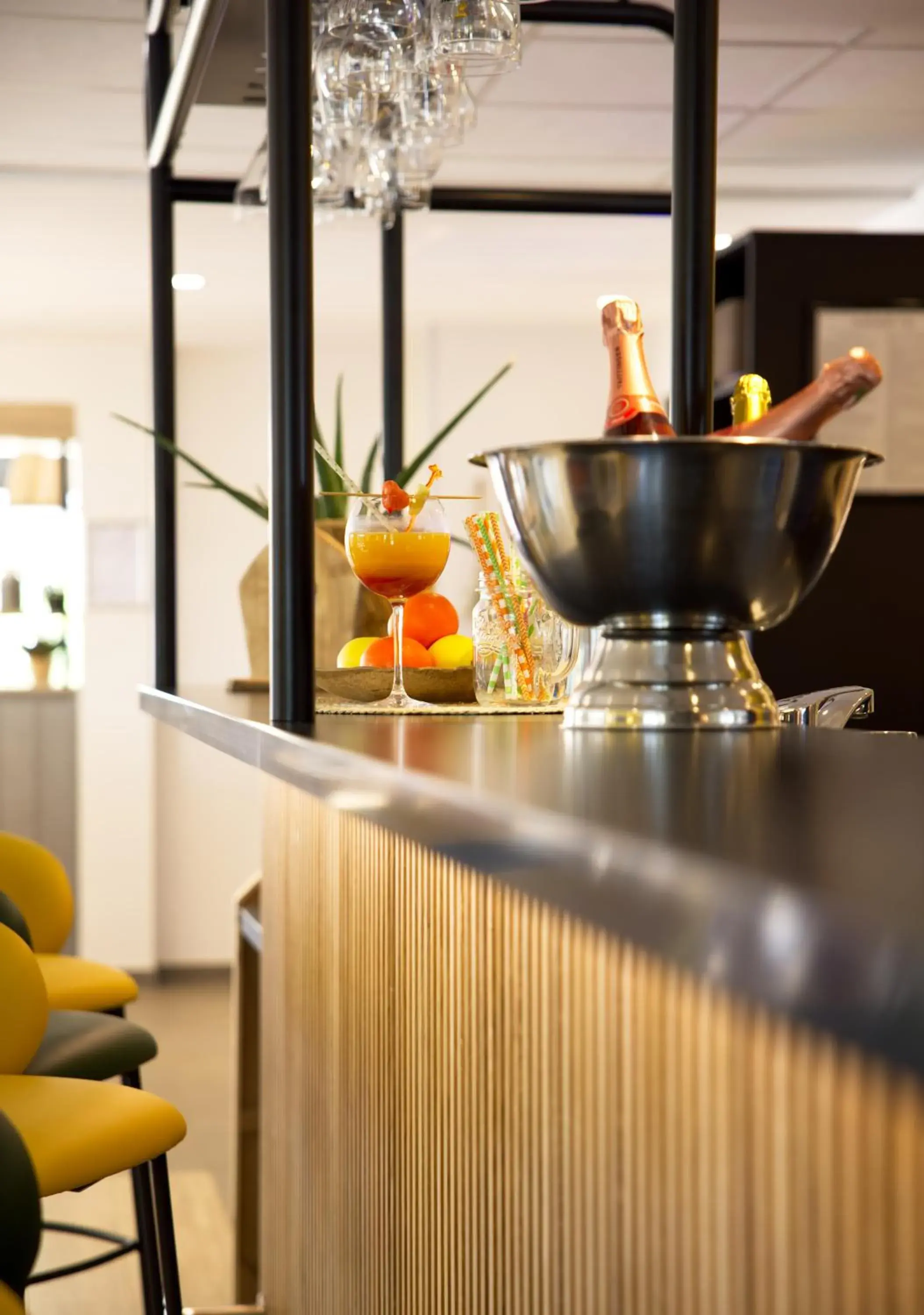 Lounge or bar in Campanile Orange Centre sortie 21 sur A7 A9 Lounge or bar in Campanile Orange Centre sortie 21 sur A7 A9