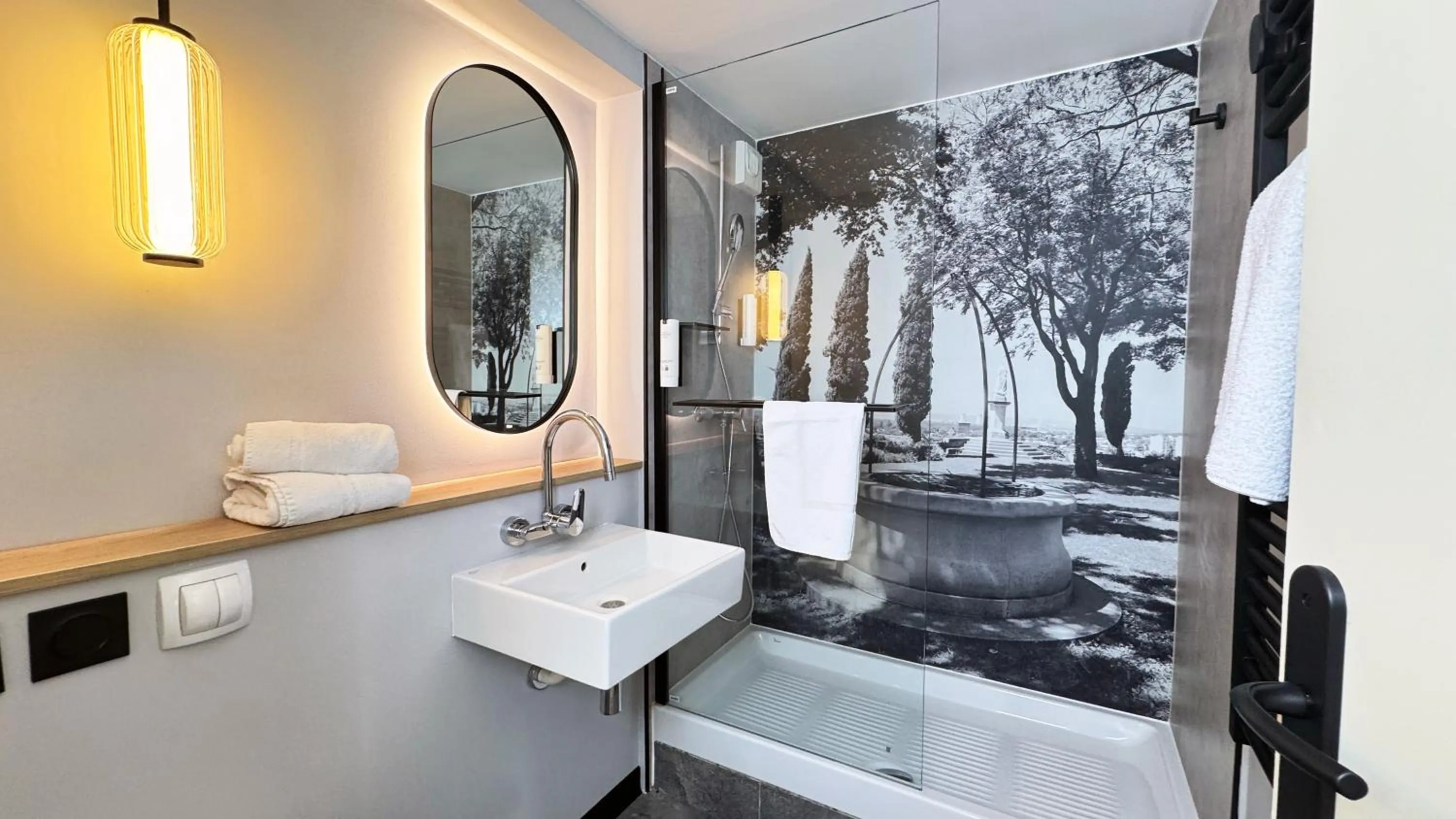 Bathroom in Campanile Orange Centre sortie 21 sur A7 A9