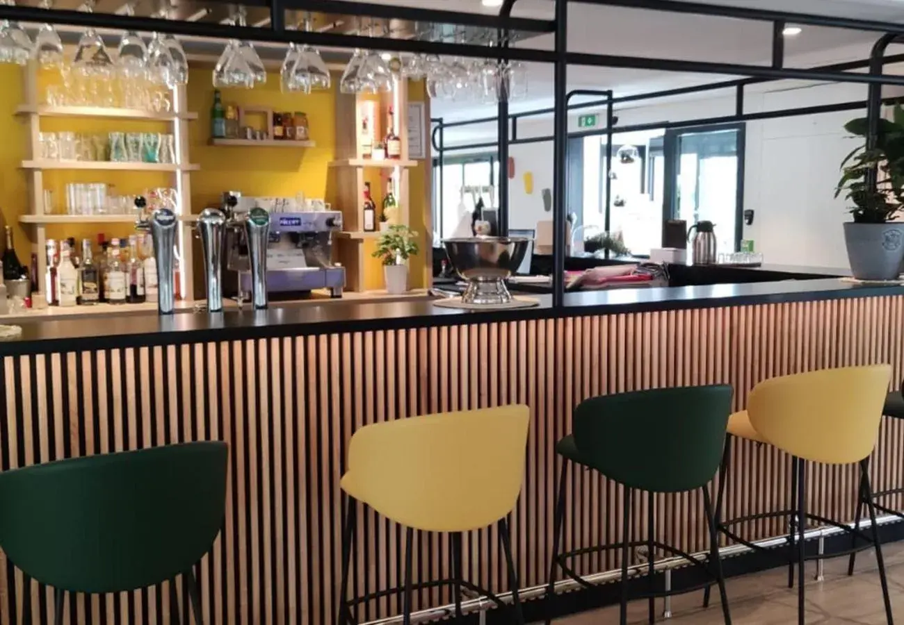Lounge or bar in Campanile Orange Centre sortie 21 sur A7 A9 Lounge or bar in Campanile Orange Centre sortie 21 sur A7 A9
