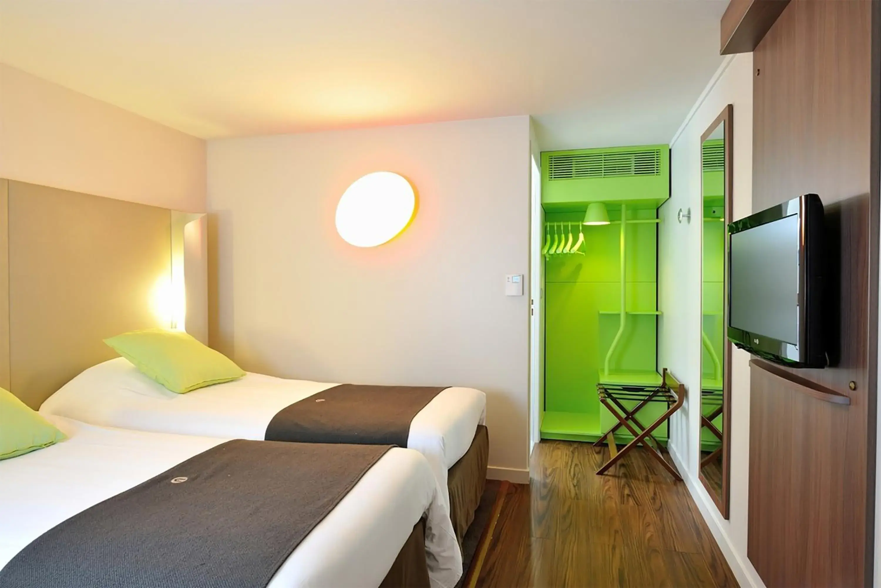 Bed in Campanile Orange Centre sortie 21 sur A7 A9 Bed in Campanile Orange Centre sortie 21 sur A7 A9