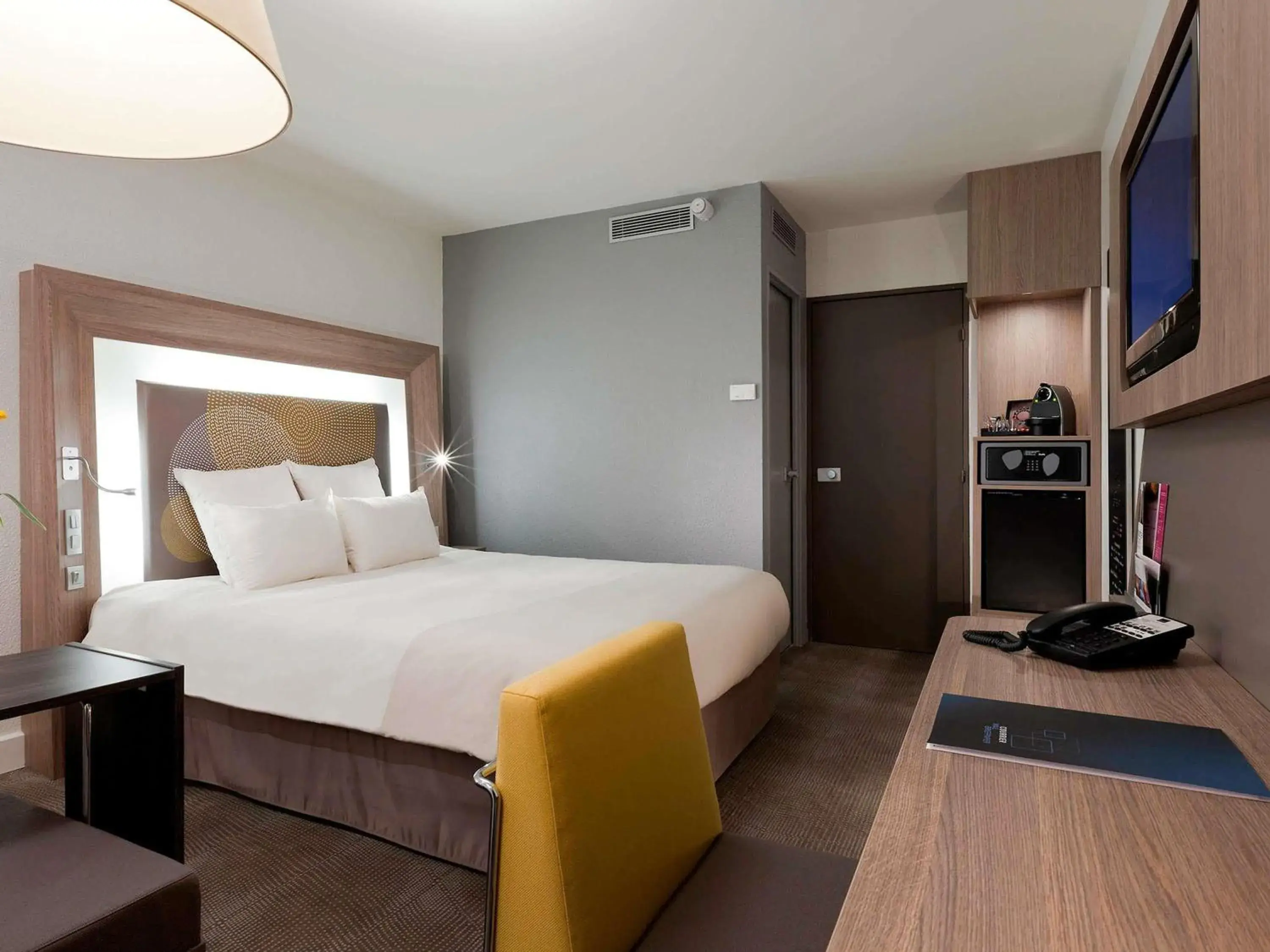 Executive Room with 1 Queen-Size Bed with Eiffel Tower View in Novotel Paris La Defense Esplanade Executive Room with 1 Queen-Size Bed with Eiffel Tower View in Novotel Paris La Defense Esplanade
