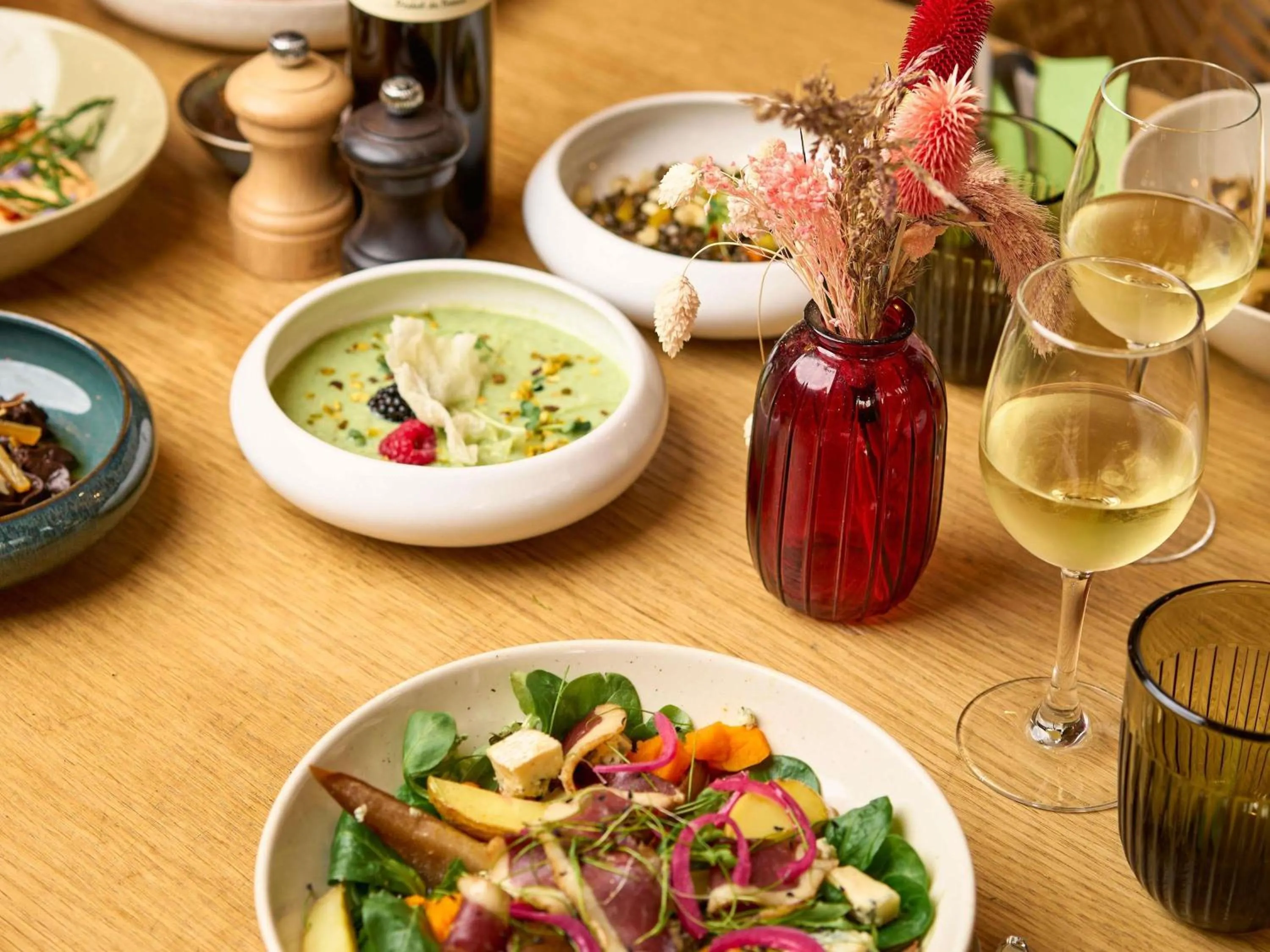 Restaurant/places to eat in Novotel Paris La Defense Esplanade