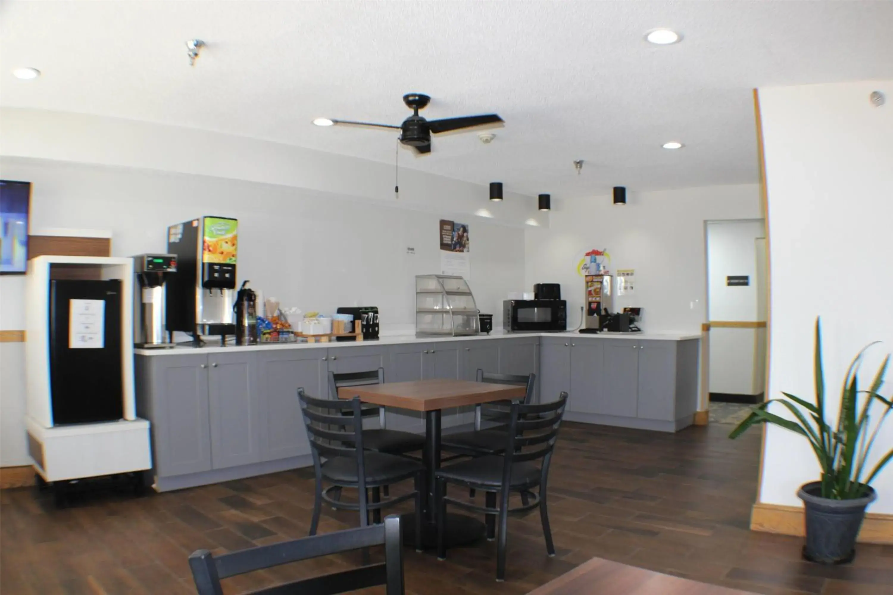 Restaurant/places to eat in Super 8 by Wyndham Gardner Restaurant/places to eat in Super 8 by Wyndham Gardner