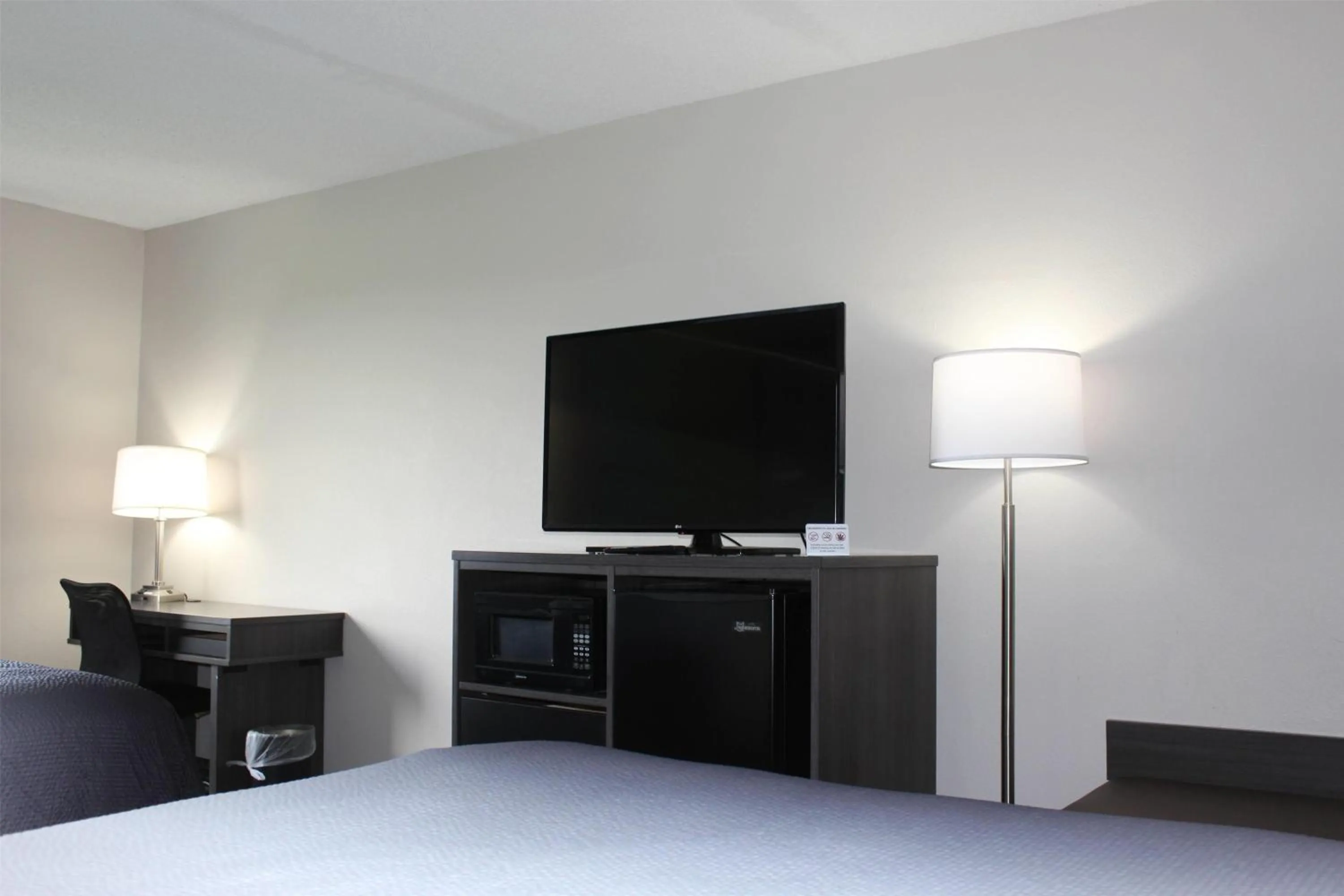 Photo of the whole room in Super 8 by Wyndham Gardner