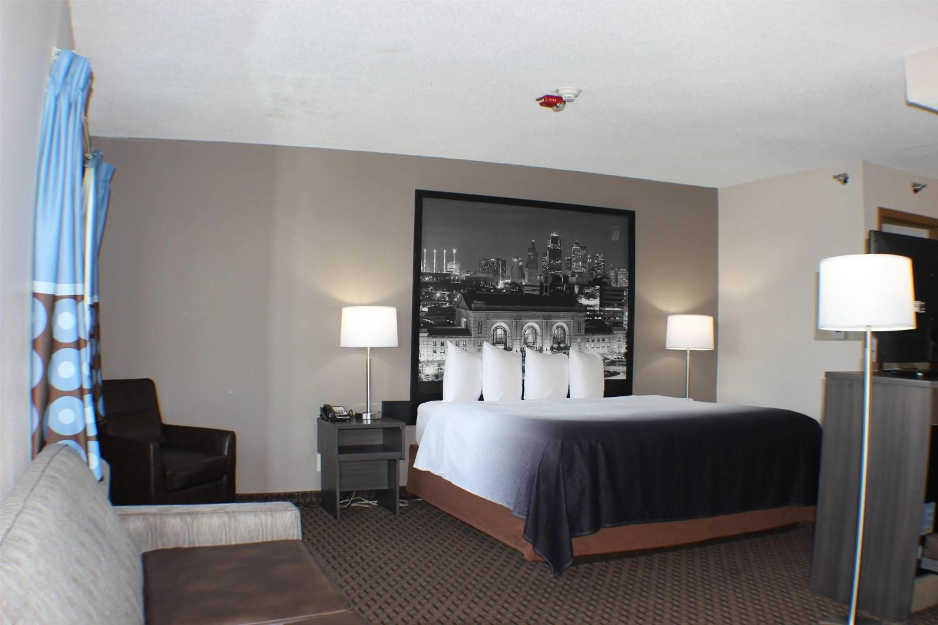 Photo of the whole room, Bed in Super 8 by Wyndham Gardner