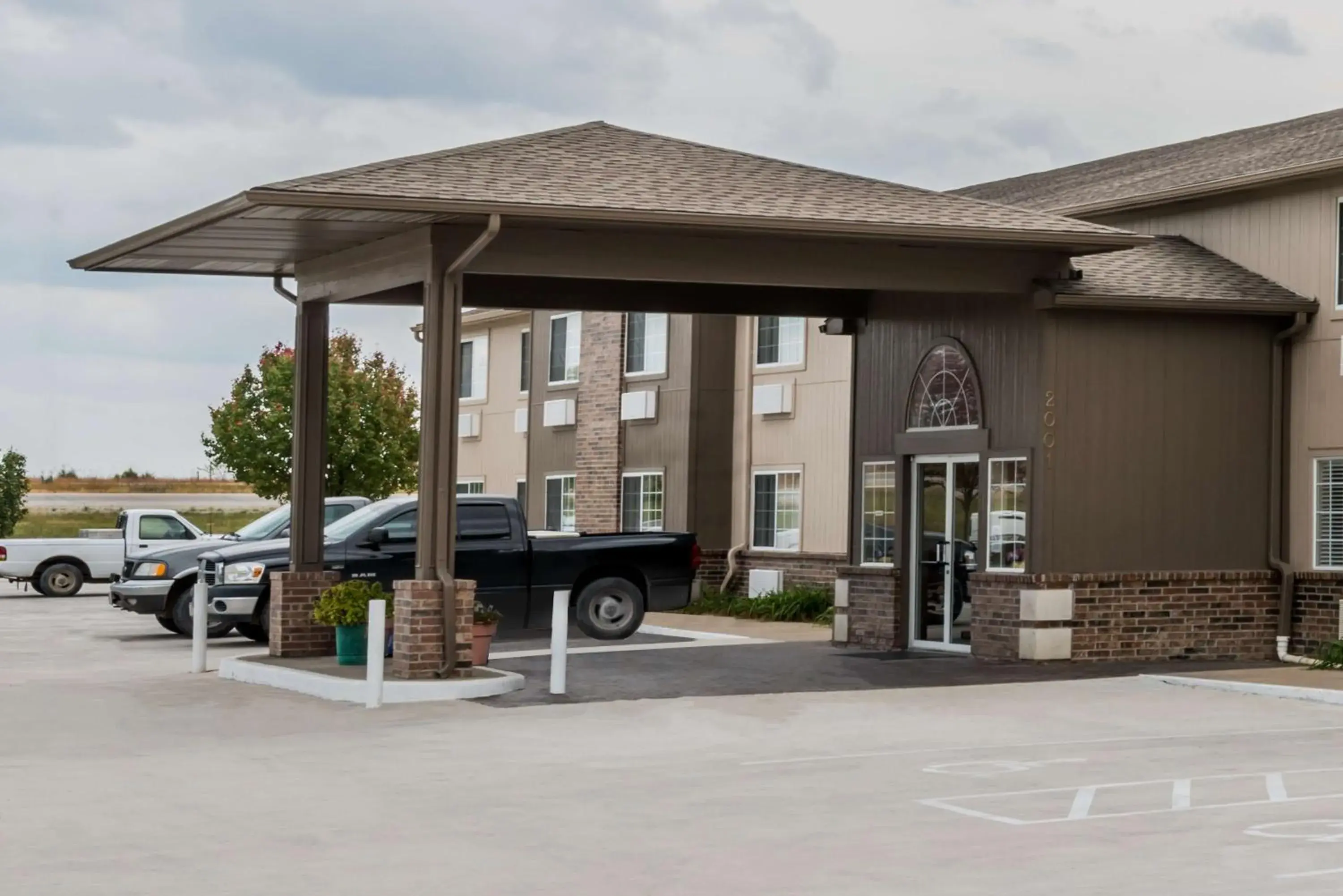Property building in Super 8 by Wyndham Gardner Property building in Super 8 by Wyndham Gardner