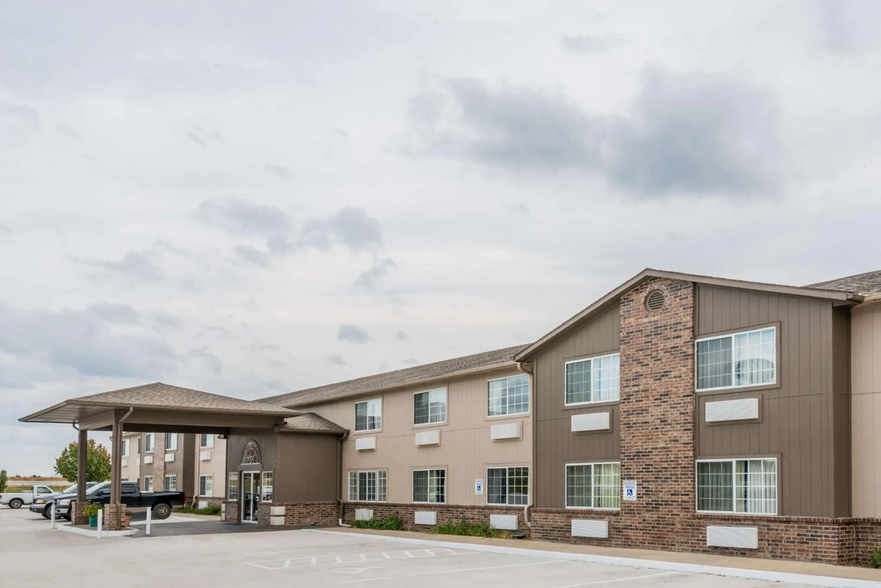 Property building in Super 8 by Wyndham Gardner Property building in Super 8 by Wyndham Gardner