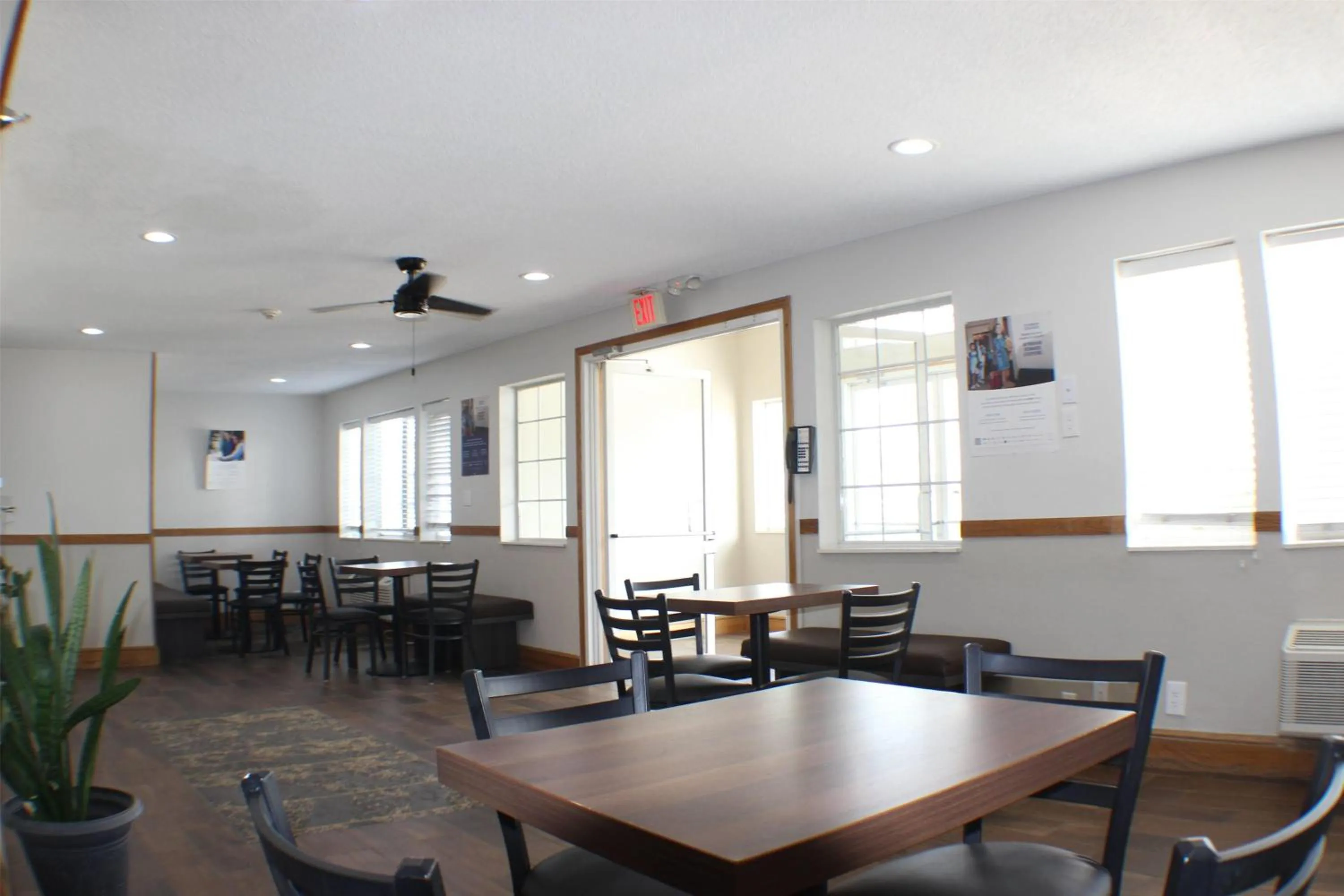 Restaurant/places to eat in Super 8 by Wyndham Gardner