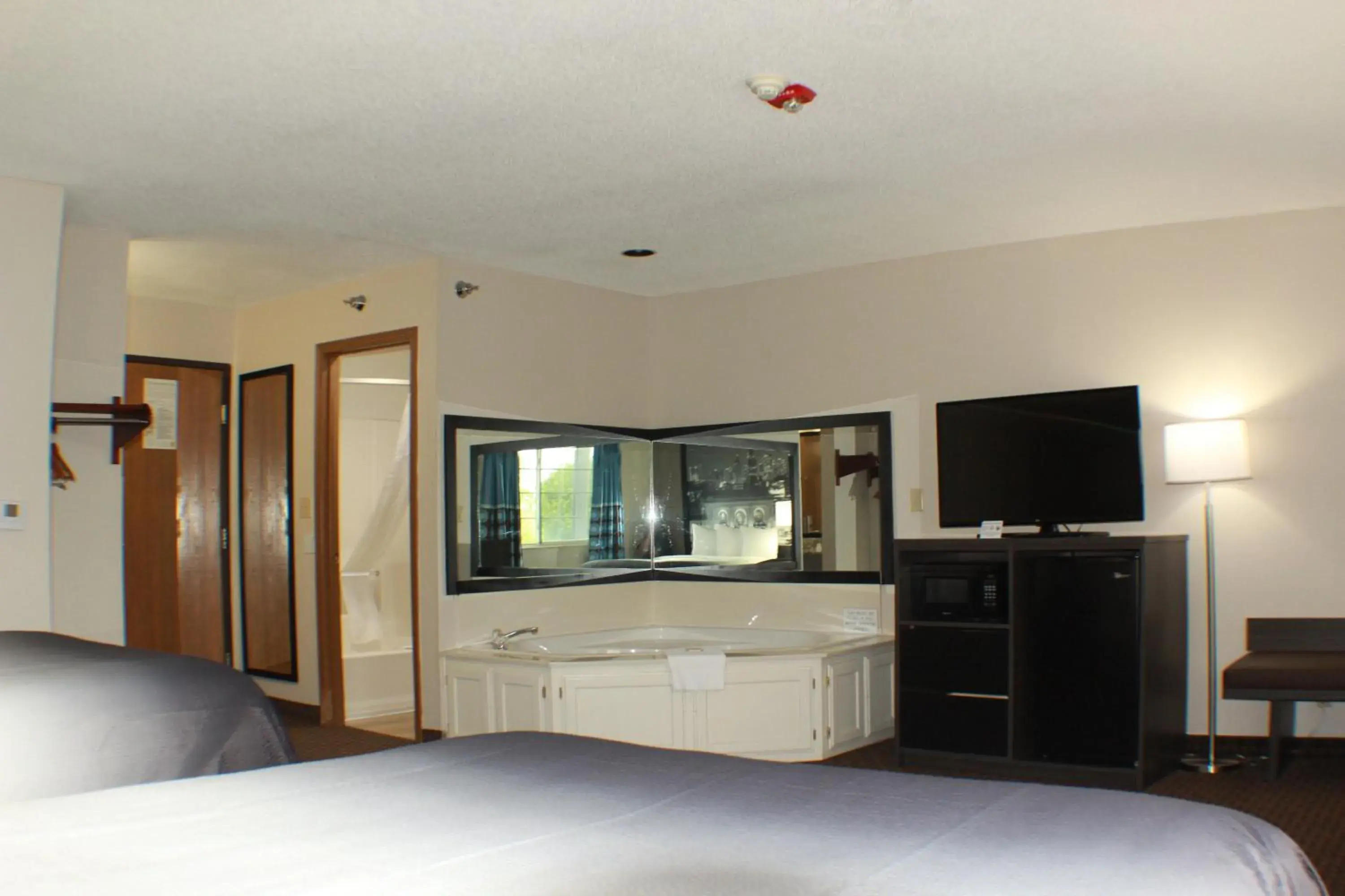 Property building, Bed in Super 8 by Wyndham Gardner Property building, Bed in Super 8 by Wyndham Gardner