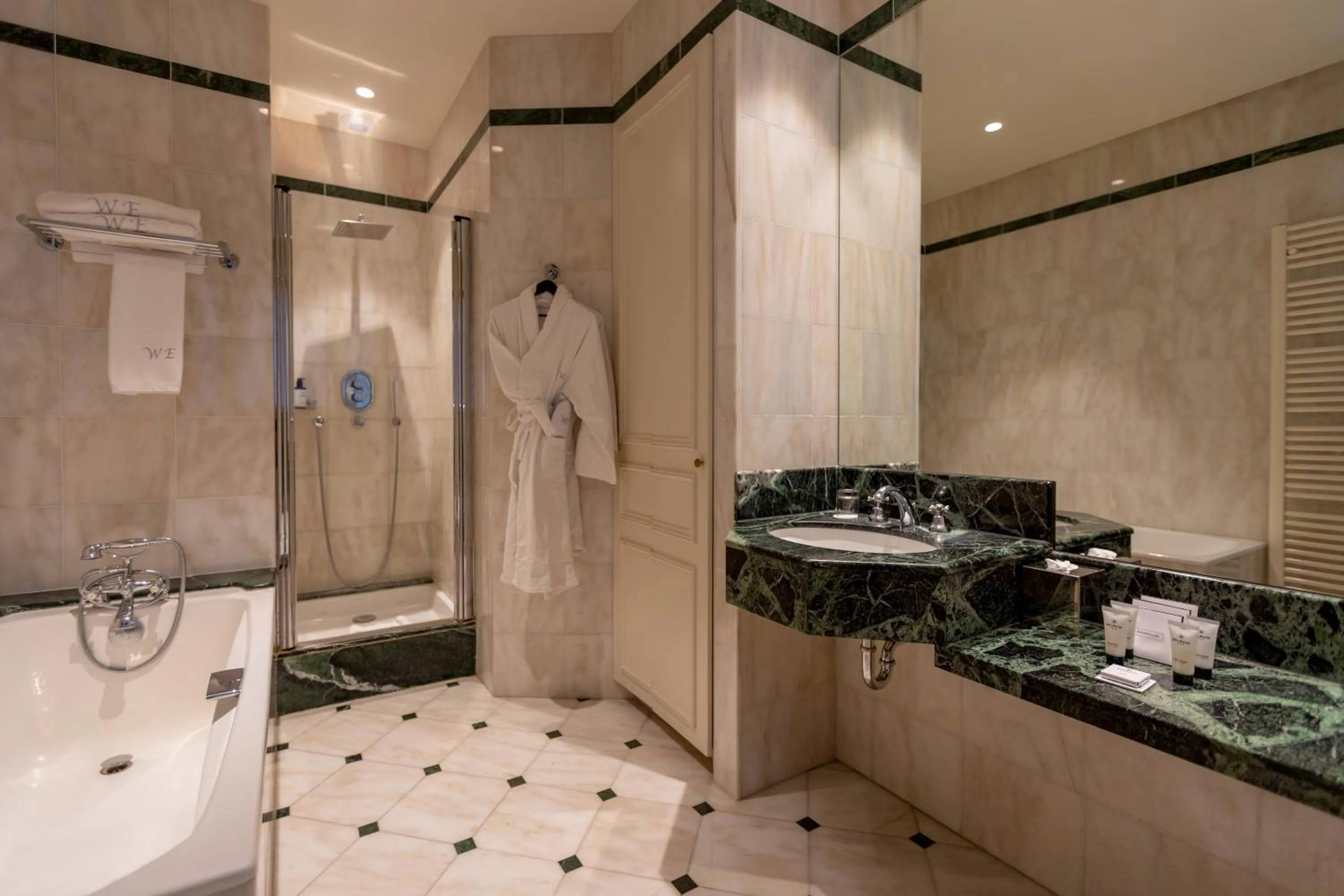 Bathroom in Hotel West-End