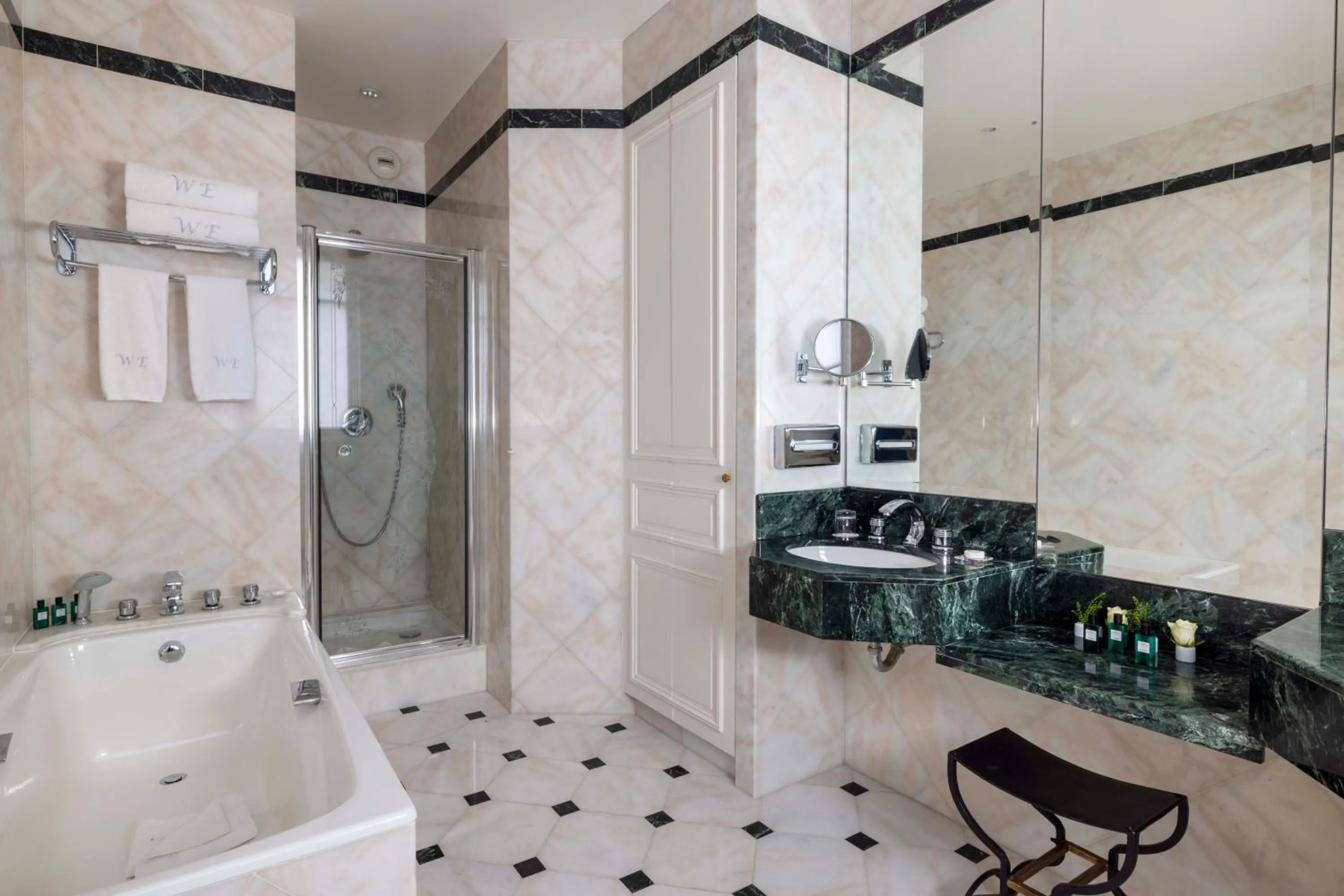 Bathroom in Hotel West-End