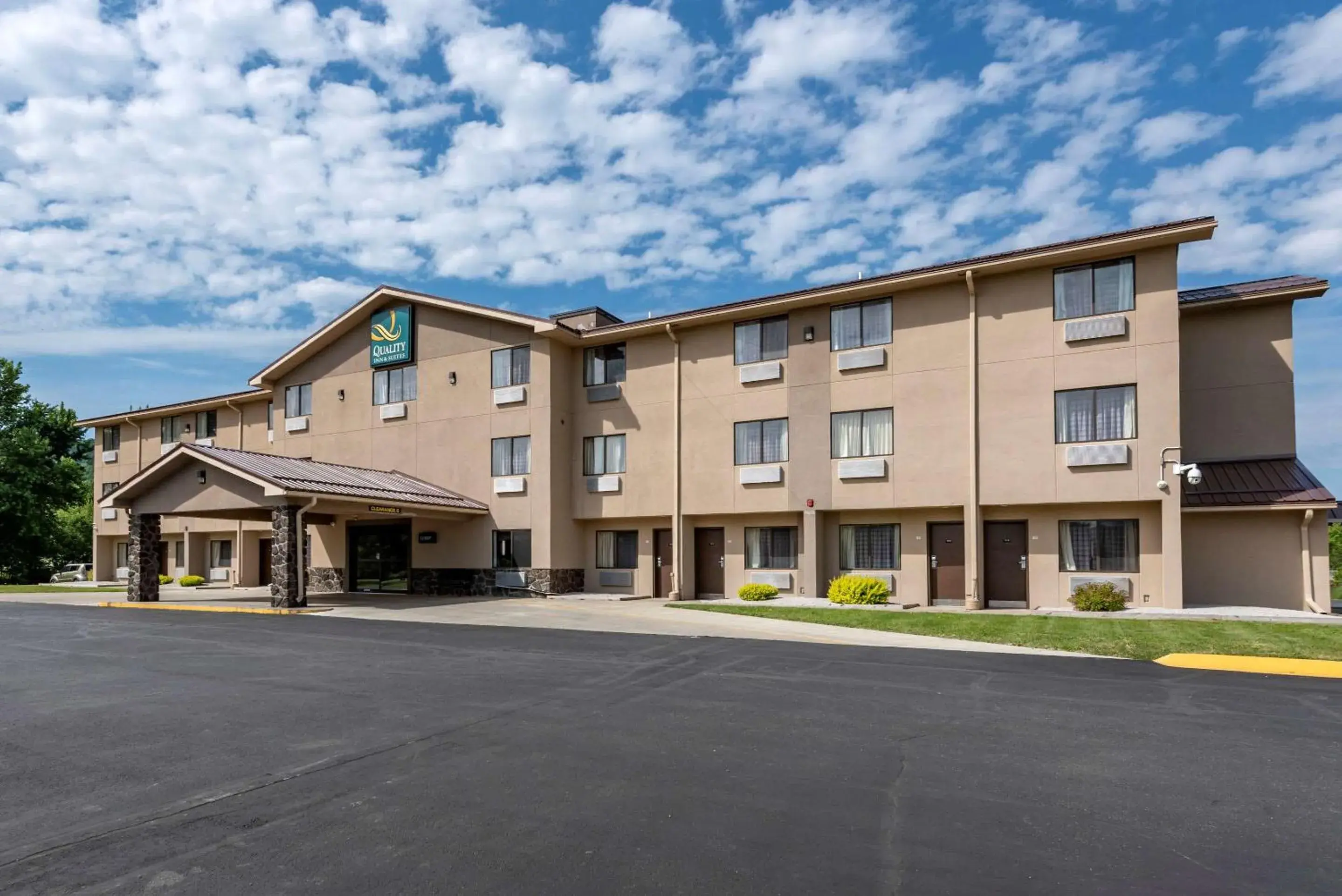 Property building in Quality Inn & Suites Warren Property building in Quality Inn & Suites Warren