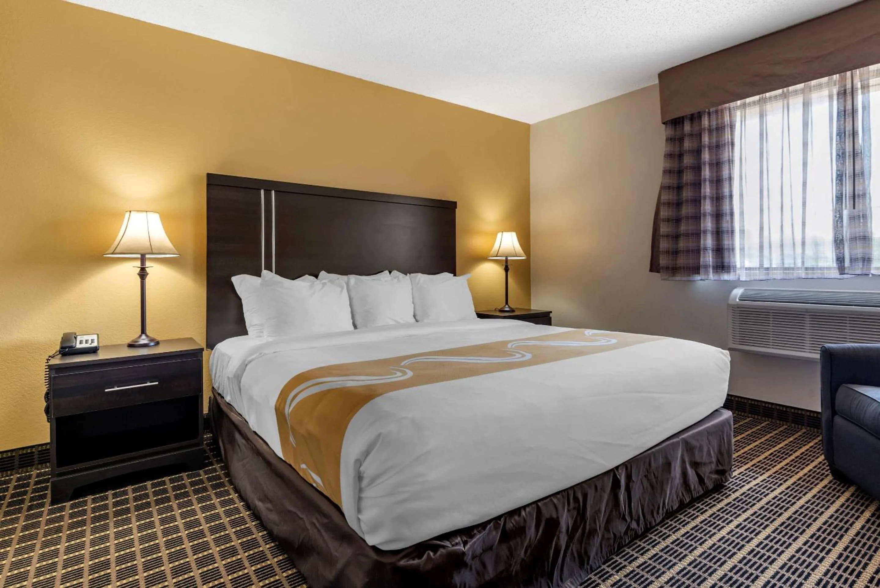 Photo of the whole room, Bed in Quality Inn & Suites Warren