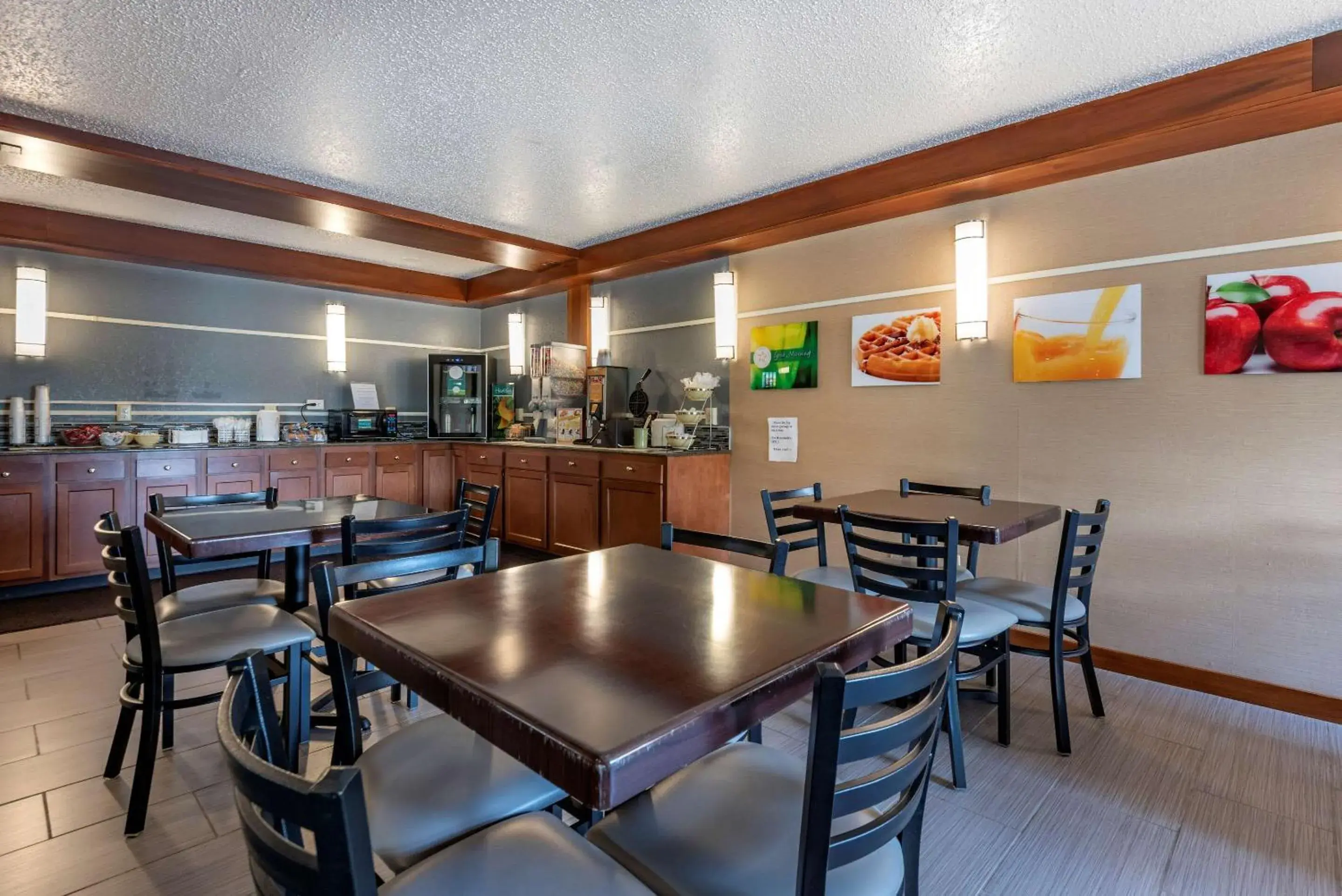 Breakfast in Quality Inn & Suites Warren Breakfast in Quality Inn & Suites Warren