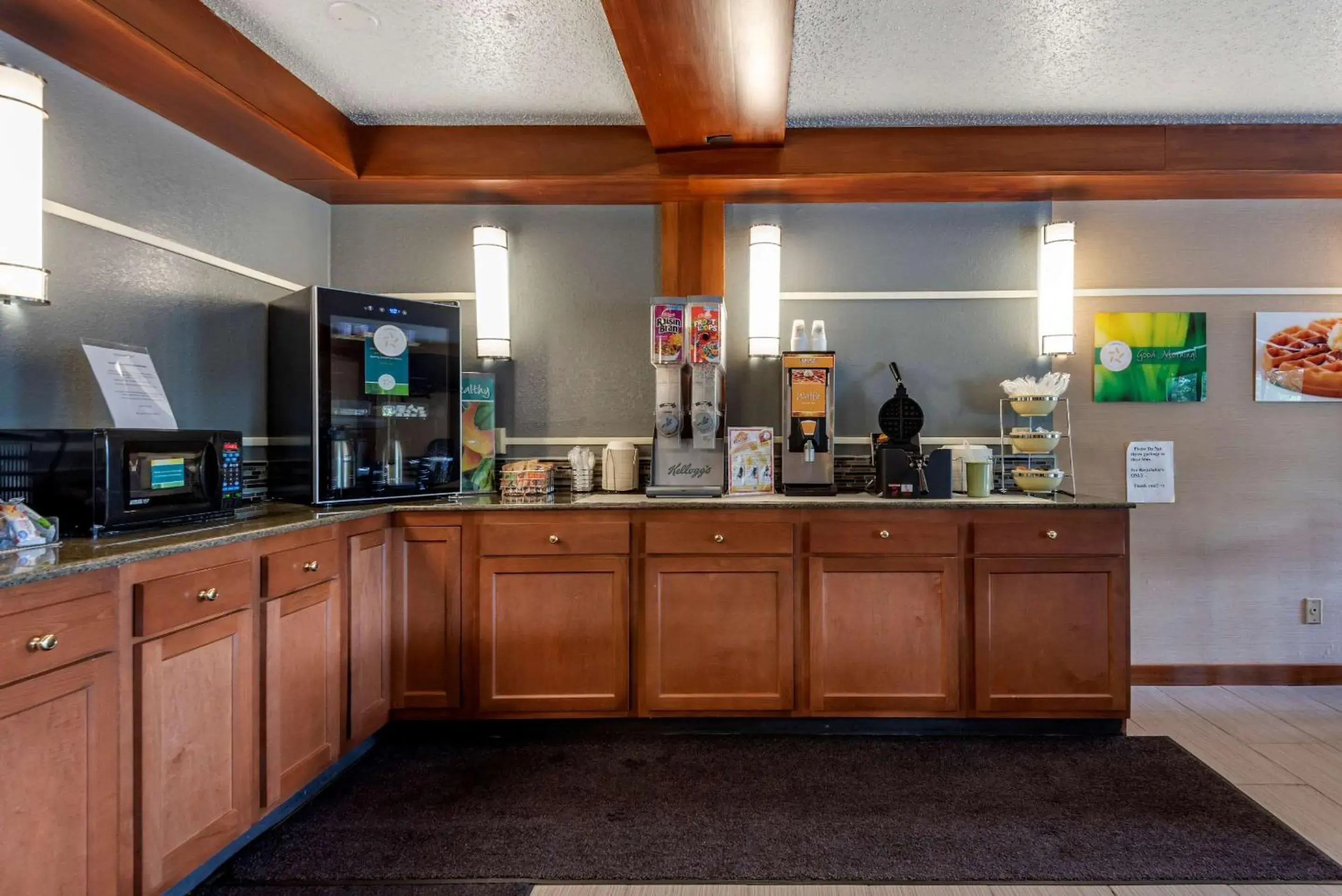 Breakfast in Quality Inn & Suites Warren Breakfast in Quality Inn & Suites Warren