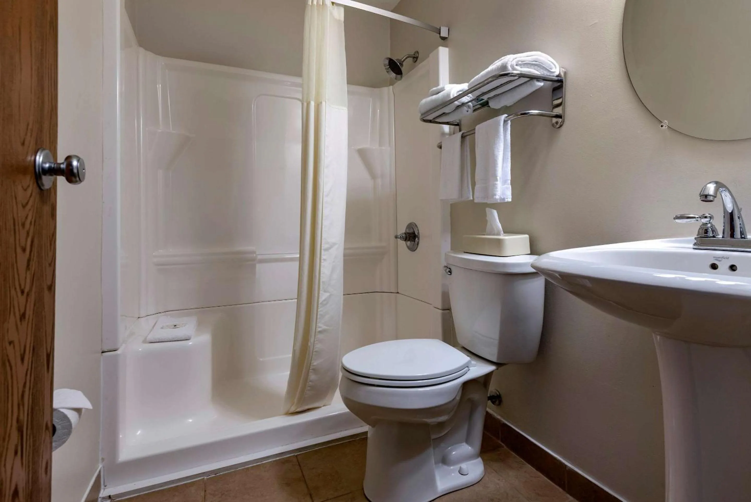 Photo of the whole room in Quality Inn & Suites Warren