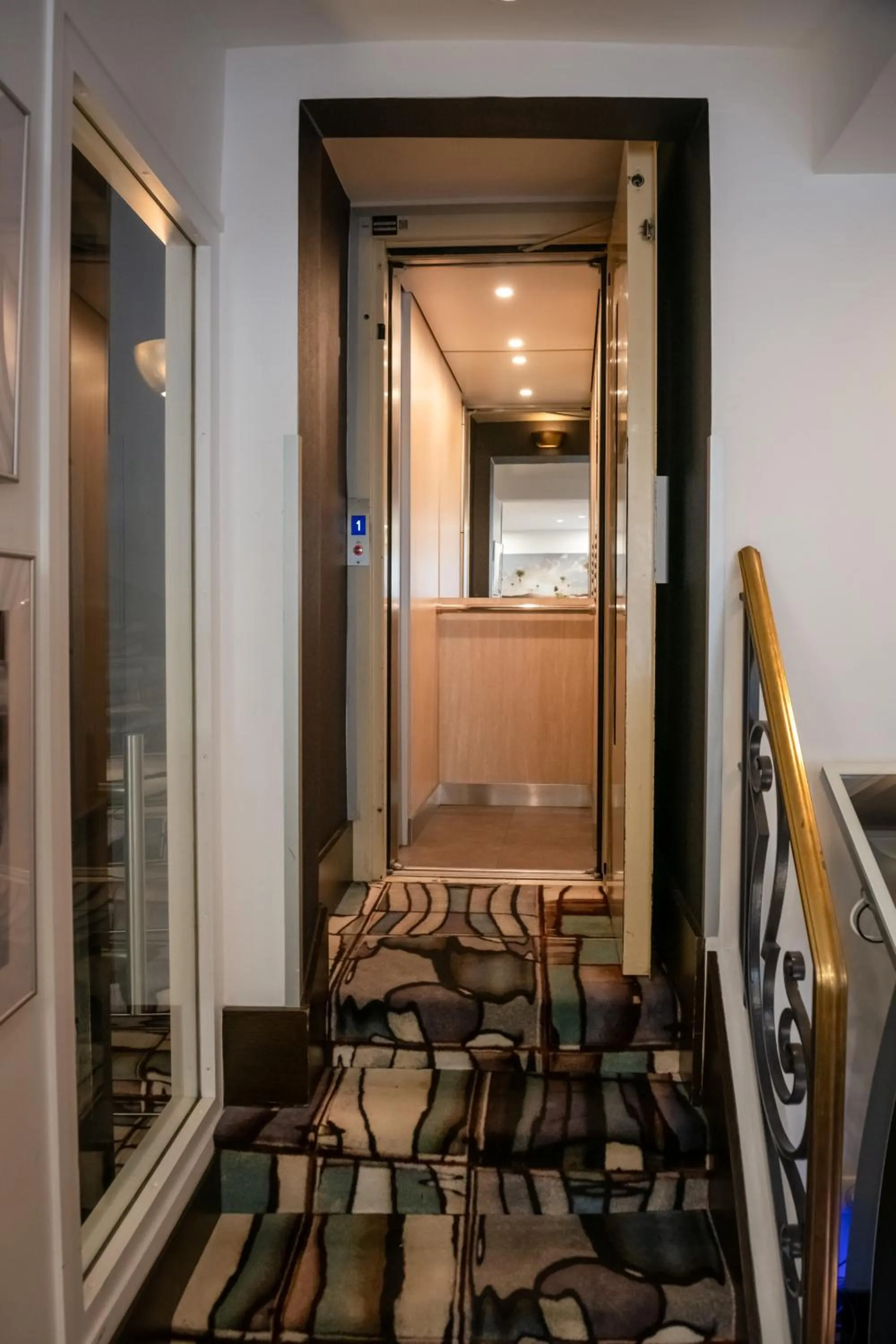 elevator in Hôtel du Parc Montparnasse