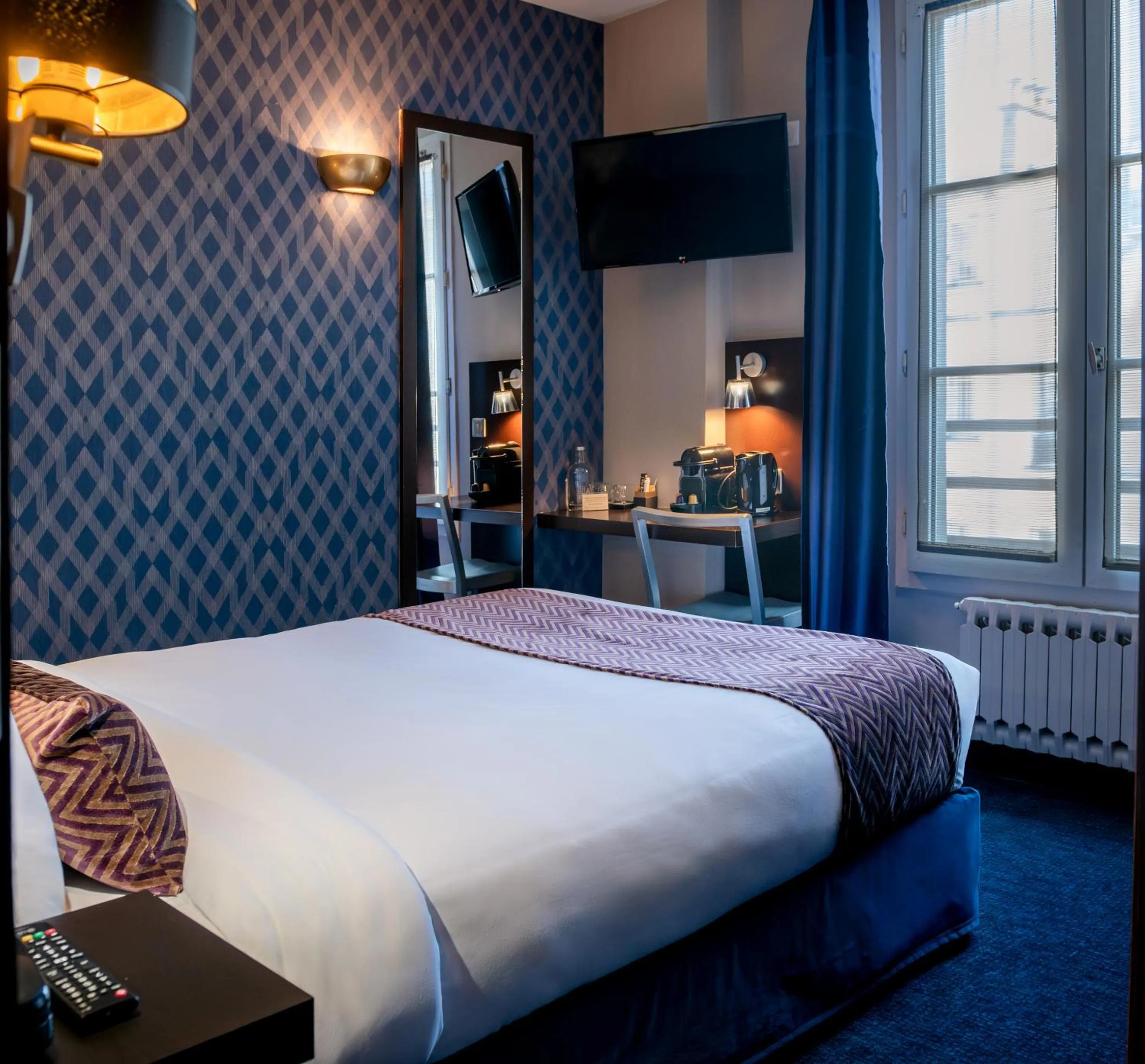 Bed in Hôtel du Parc Montparnasse