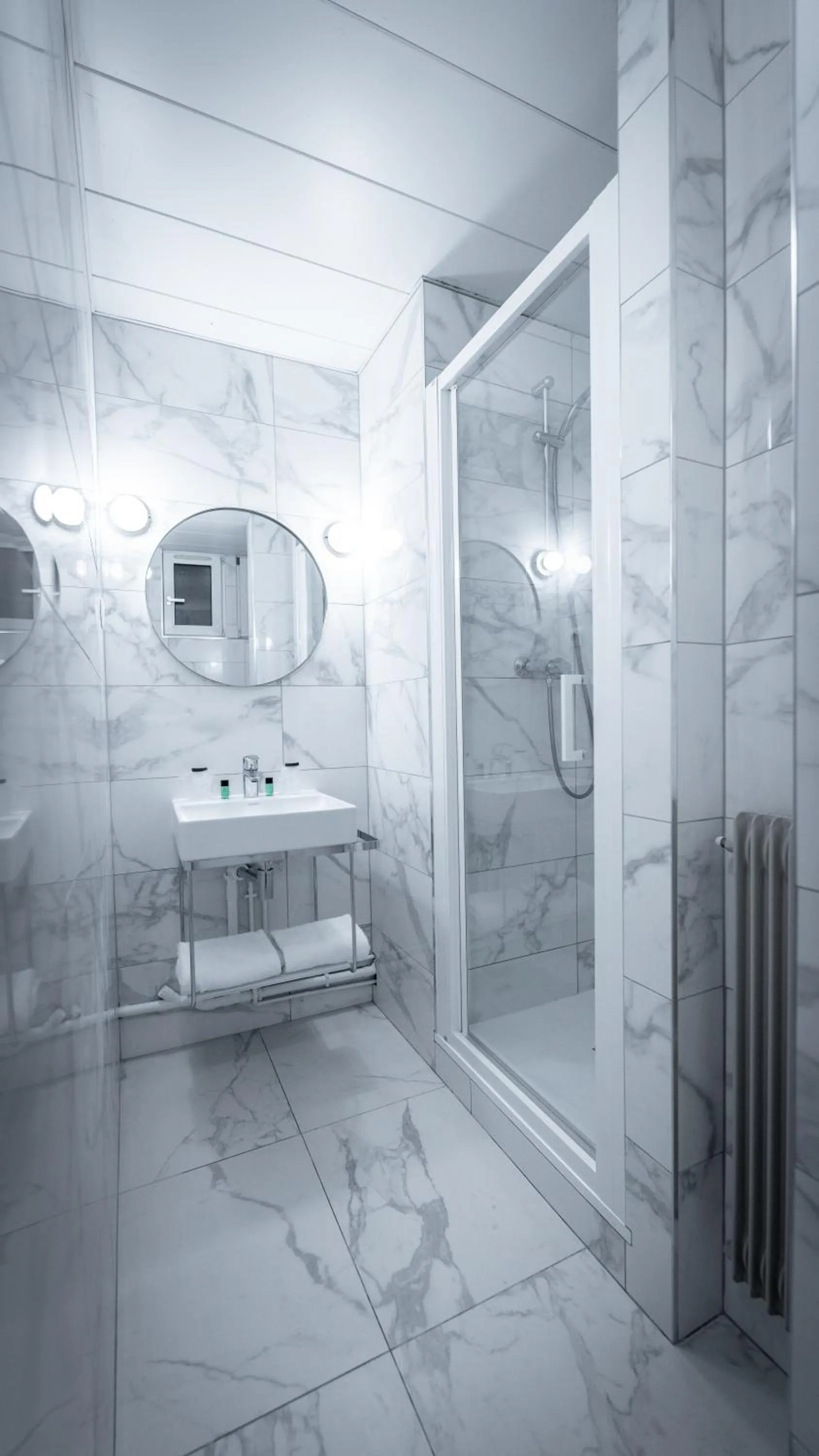 Shower in Hôtel du Parc Montparnasse