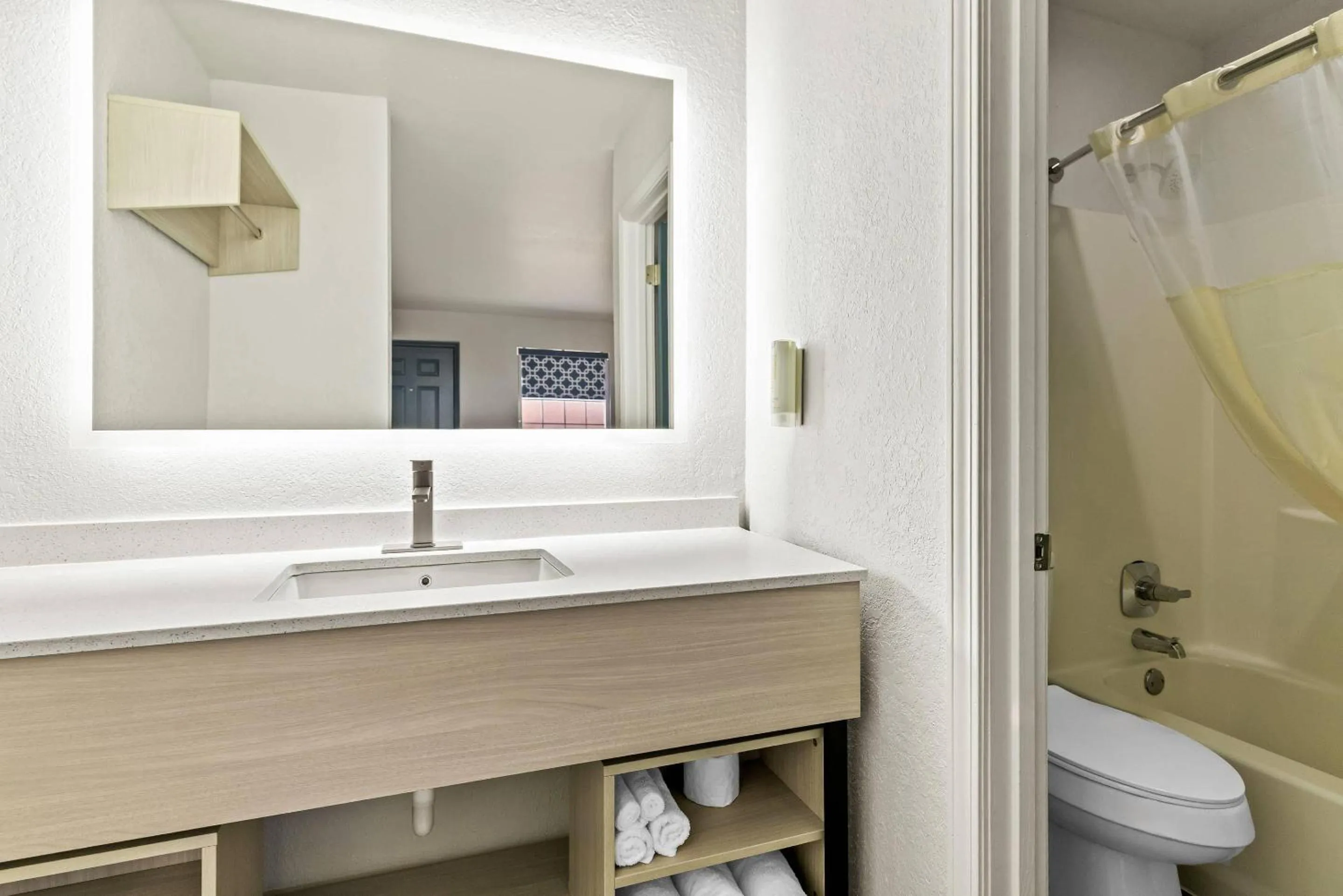 Bedroom in Rodeway Inn Muskogee