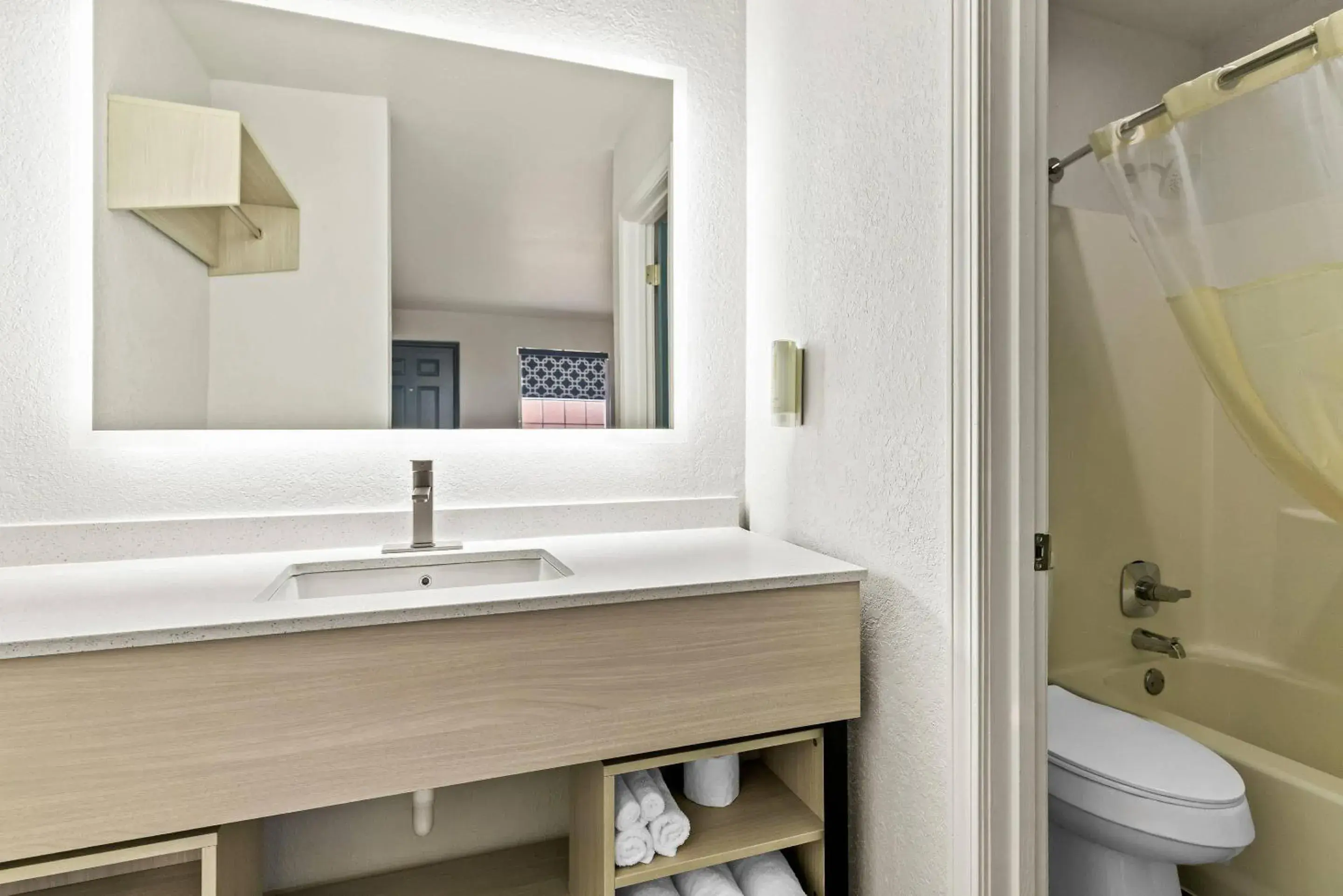 Bedroom in Rodeway Inn Muskogee Bedroom in Rodeway Inn Muskogee